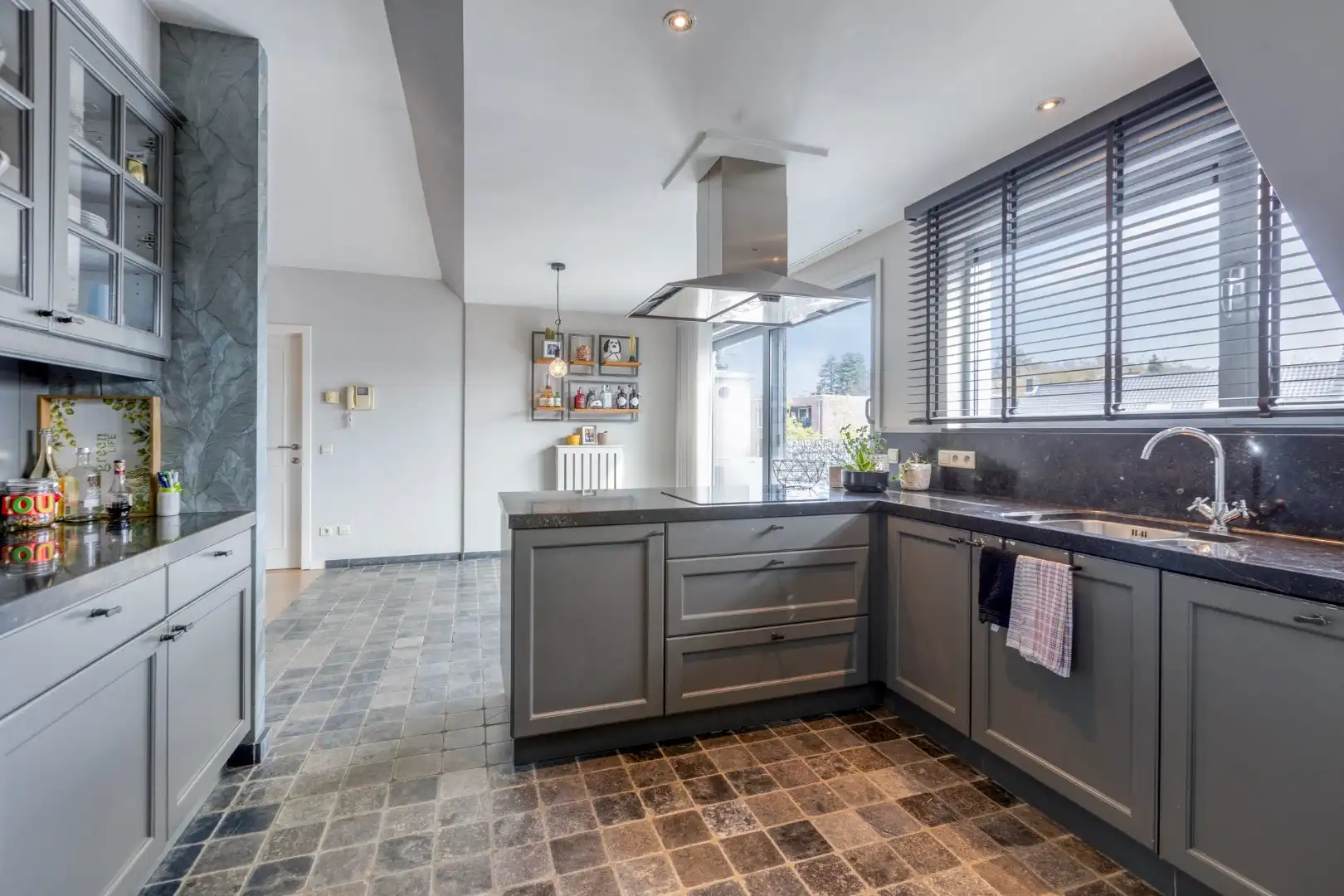 Ruim appartement met 3 slpks en prachtig terras, op wandel afstand van het centrum !  foto 12