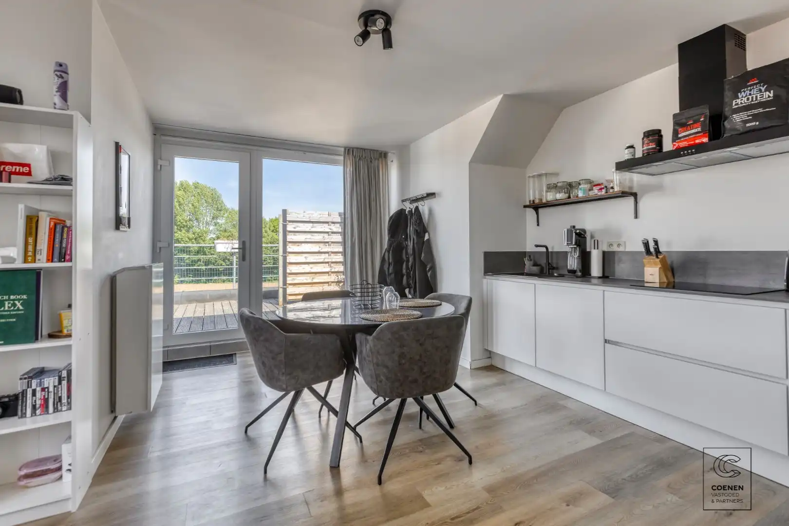Instapklaar, recent gerenoveerd dakappartement van 55 m² te Geel! foto 3