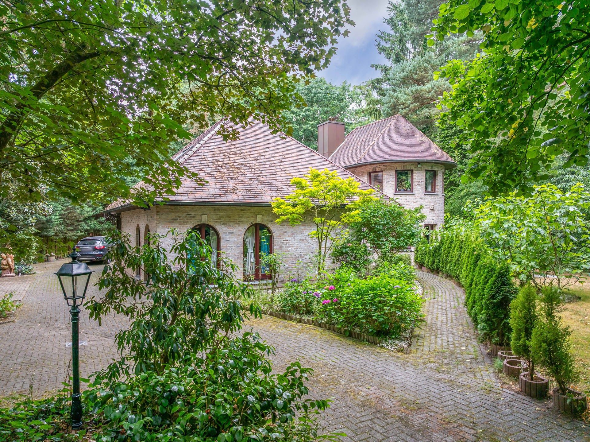 Woning met bijgebouw op groen domein van 3.905 m2 foto {{pictureIndex}}