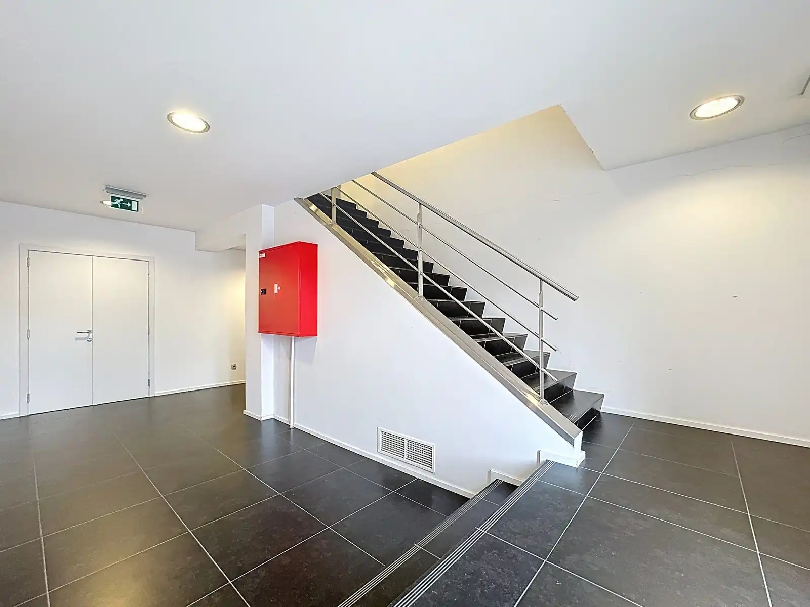 Instapklare KANTOORRUIMTE (217m²) voorzien van alle comfort (databekabeling, airco,...) en private parkeergelegenheid. Vlot bereikbaar via Expresweg van Brugge! foto 2