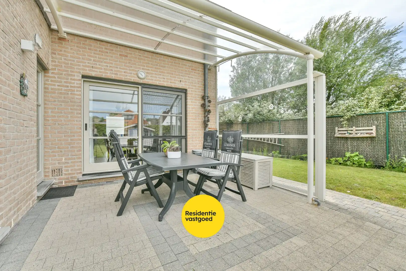 Instapklare halfopen bebouwing met 3 slaapkamers en tuin in De Haan! foto 13