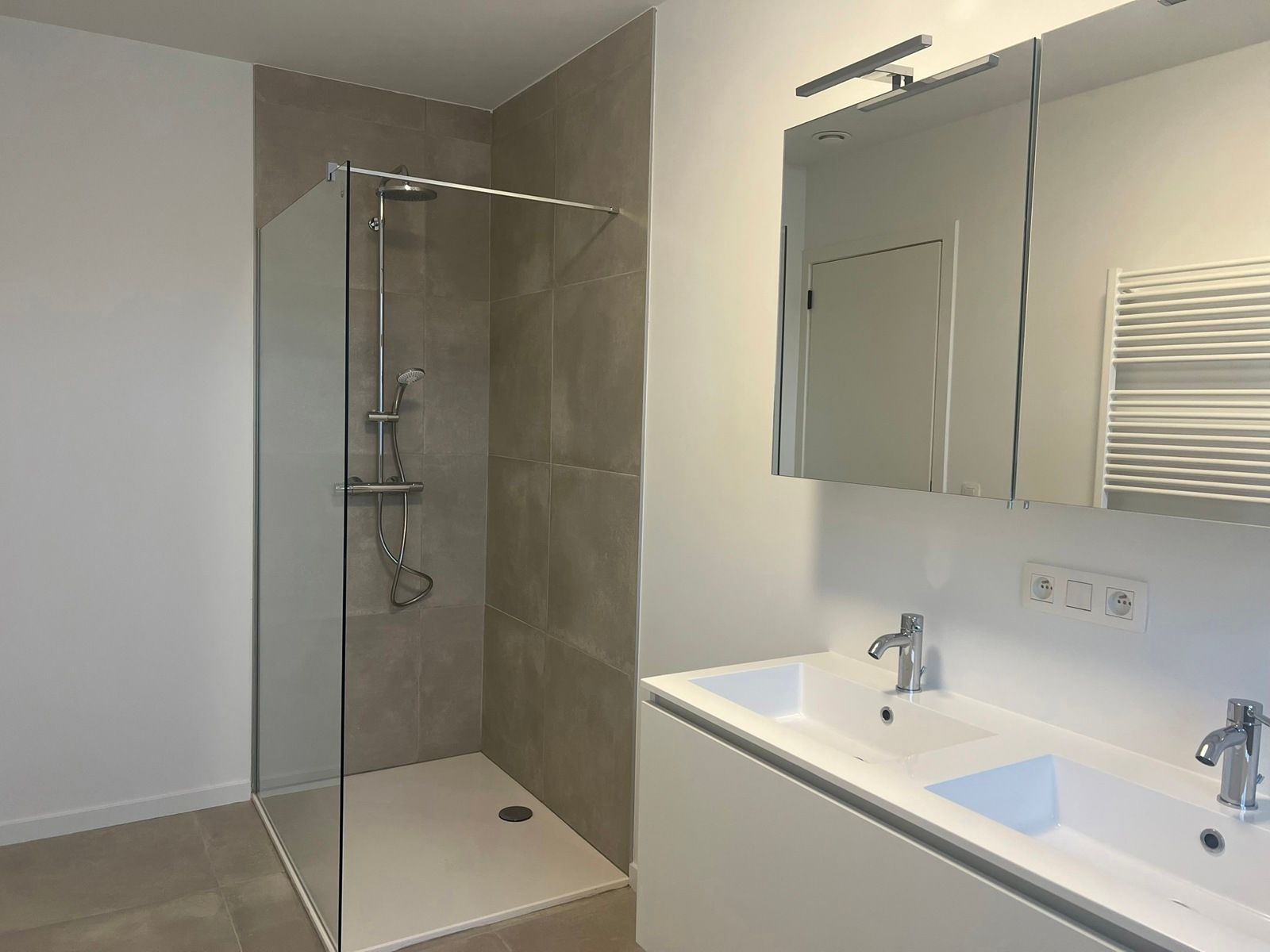 Instapklare nieuwbouwwoning met tuin en carport foto 10