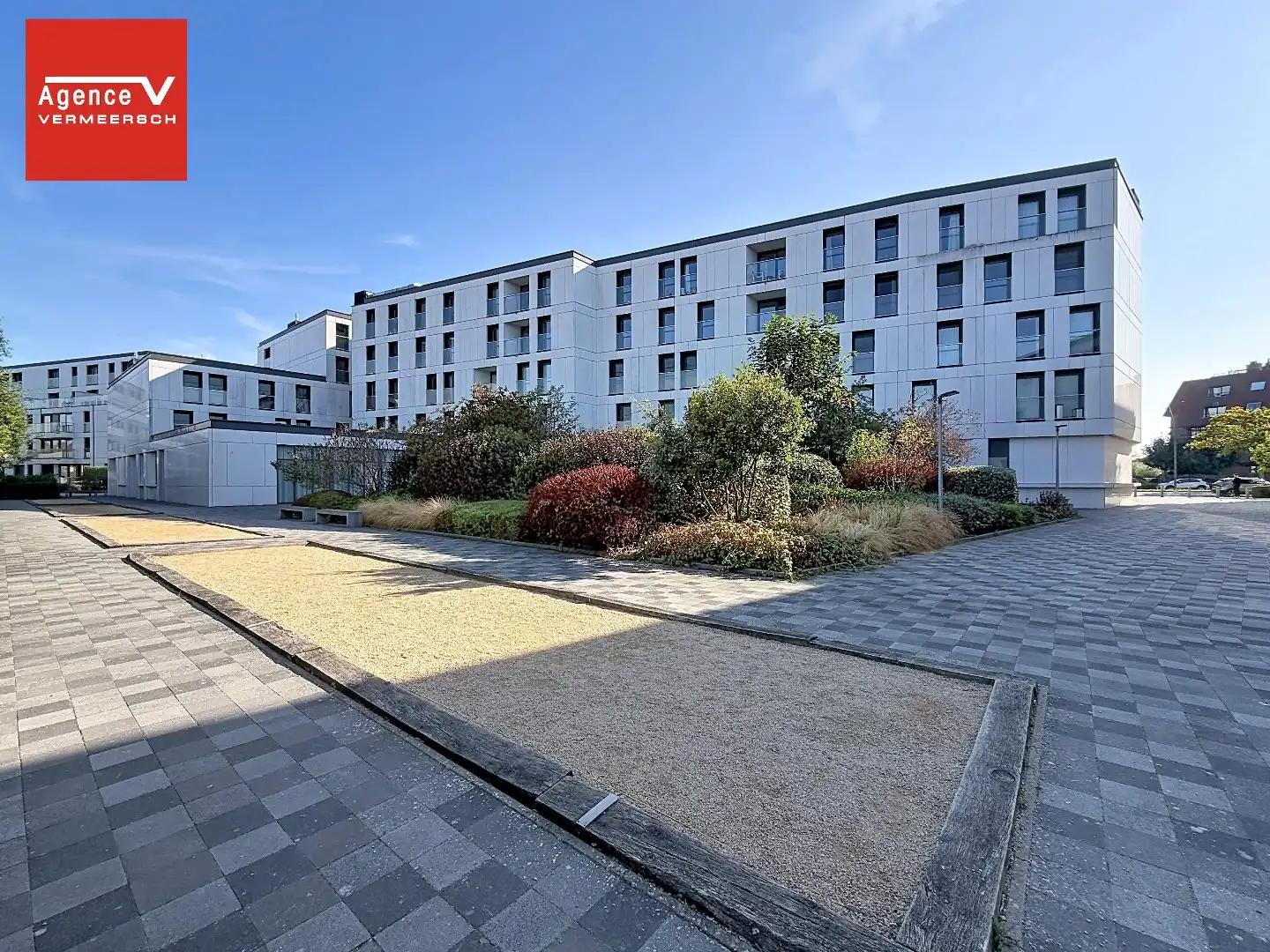 Lichtrijk woonappartement met ruim terras vlak bij zee.  foto 26
