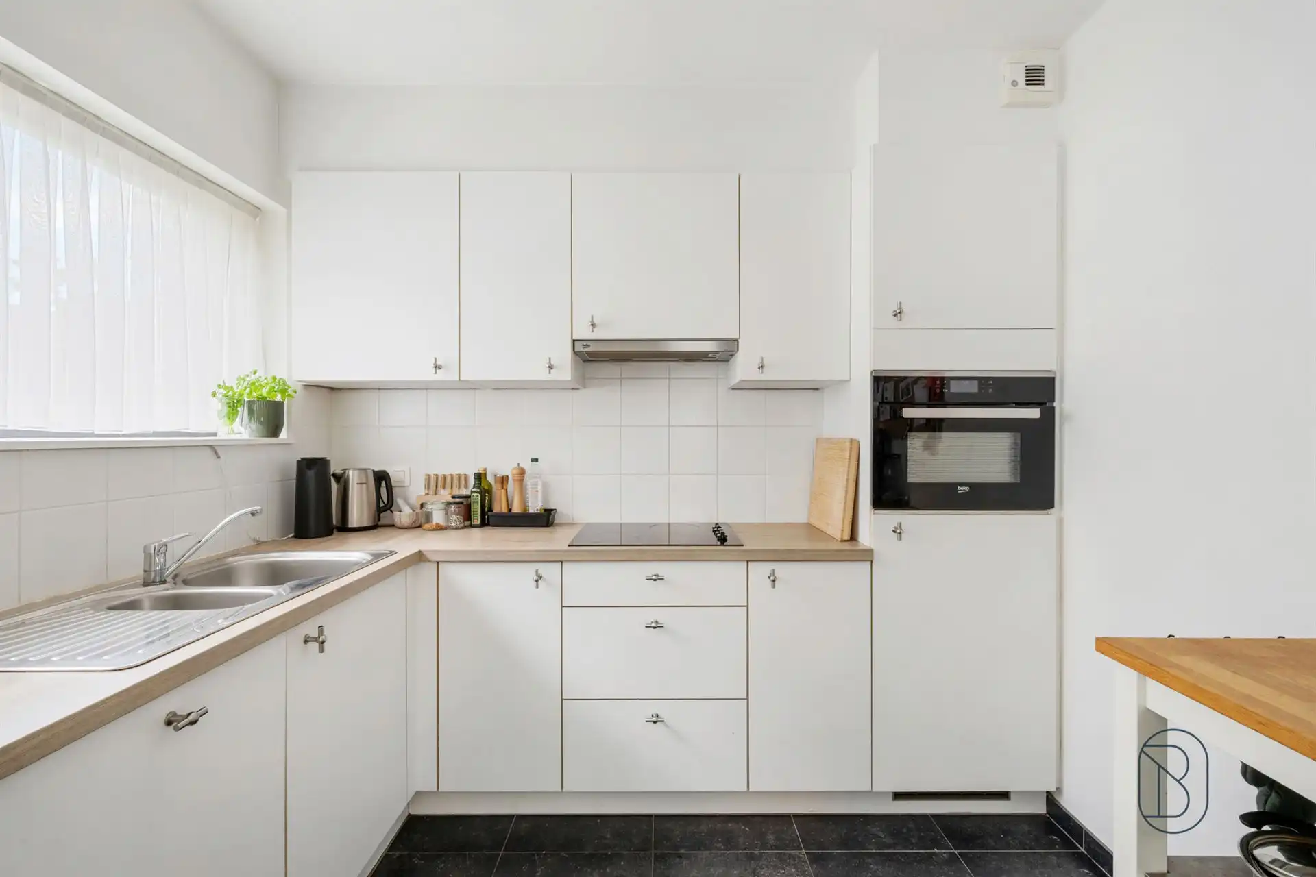 Topgelegen gelijkvloers appartement met 2 slk, tuin + aparte garagebox foto 6