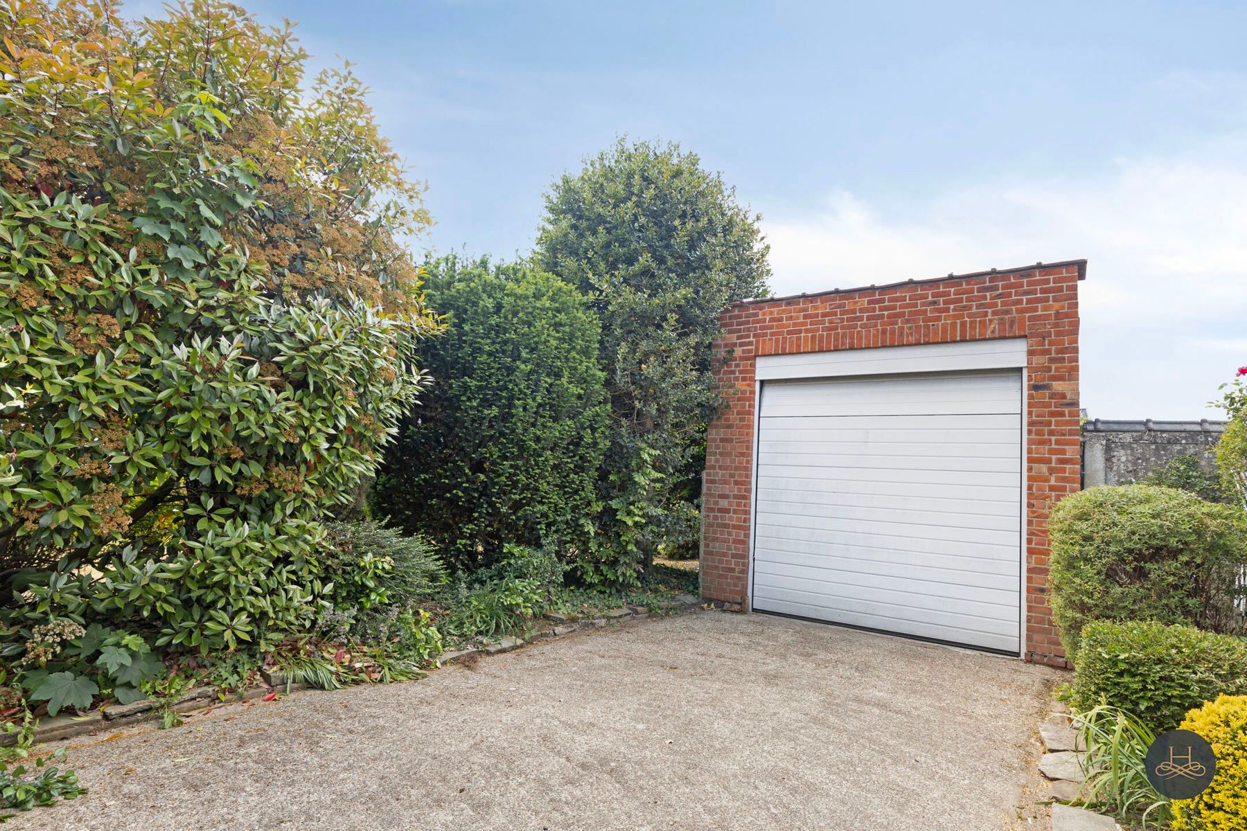 Karaktervolle, te renoveren woning, tuin en grote garage foto 29