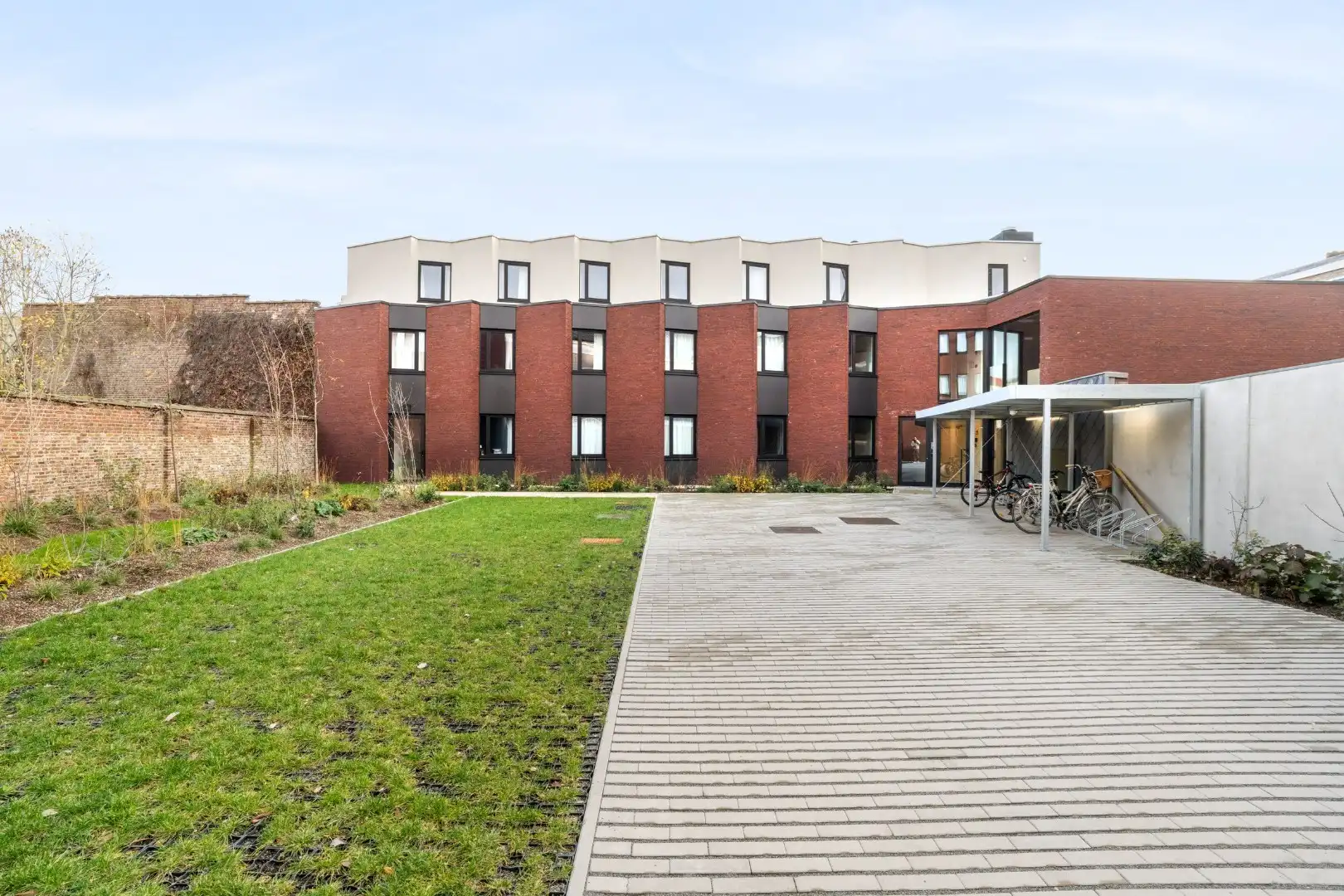 Gelijkvloerse nieuwbouwstudentenkamer met privébadkamer in hartje Kortrijk foto 2