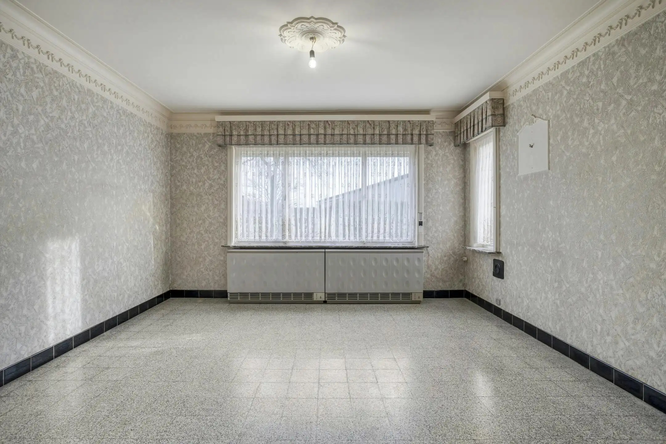 Te renoveren statige woning met royale tuin in Ardooie foto 6