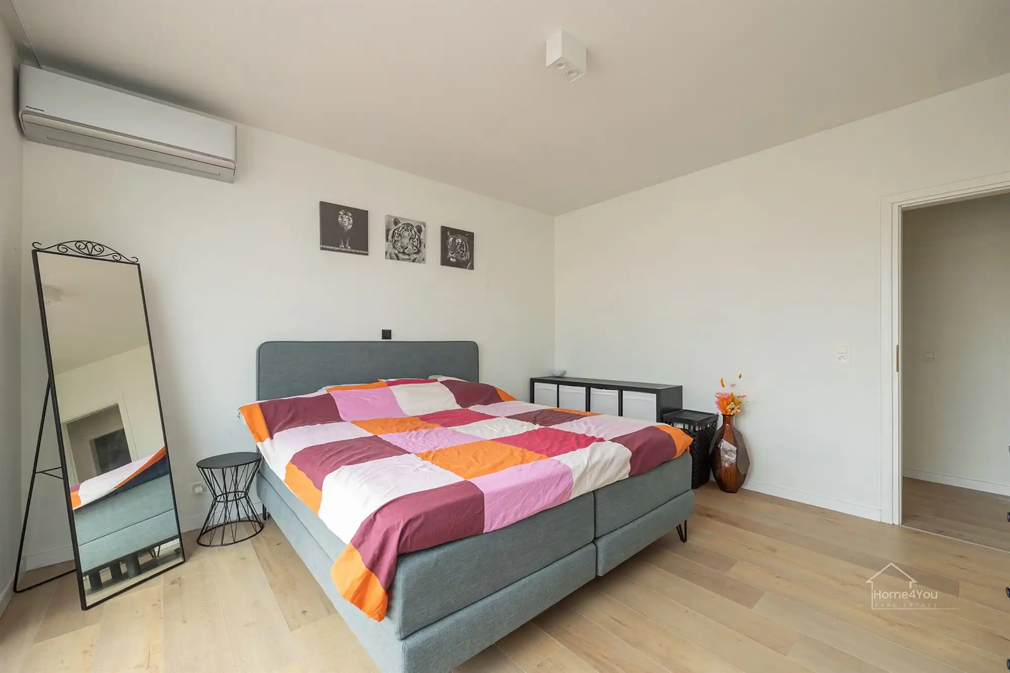 Ruim en lichtrijk appartement met terras + autostaanplaats foto 10