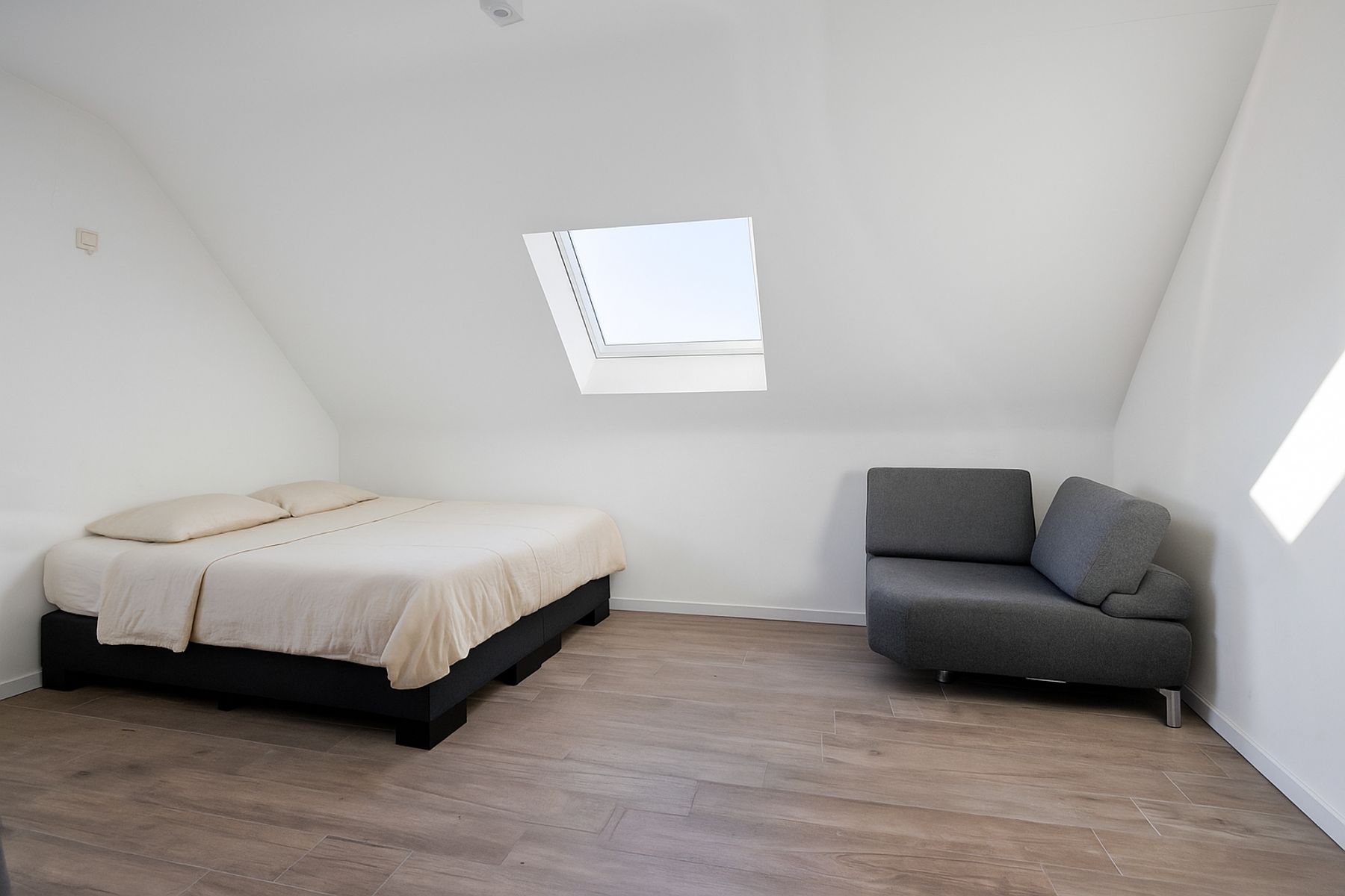 PRACHTIG AFGEWERKT EN ENERGIEZUINIG DUPLEX-APPARTEMENT (123 M2 WOONOPPERVLAKTE) (BRON: EPB) MET 2 SLAAPKAMERS, RUIM &nbsp;EN ZONOVERGOTEN TERRAS, EN AUTOSTANDPLAATS EN TUINBERGING TE NEERHAREN!&nbsp; foto 11
