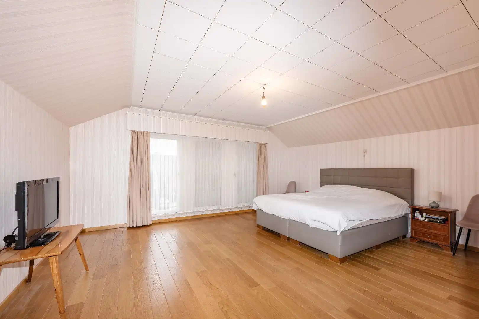 KARAKTERVOLLE ALLEENSTAANDE WONING MET 5 SLAAPKAMERS EN TUIN foto 19