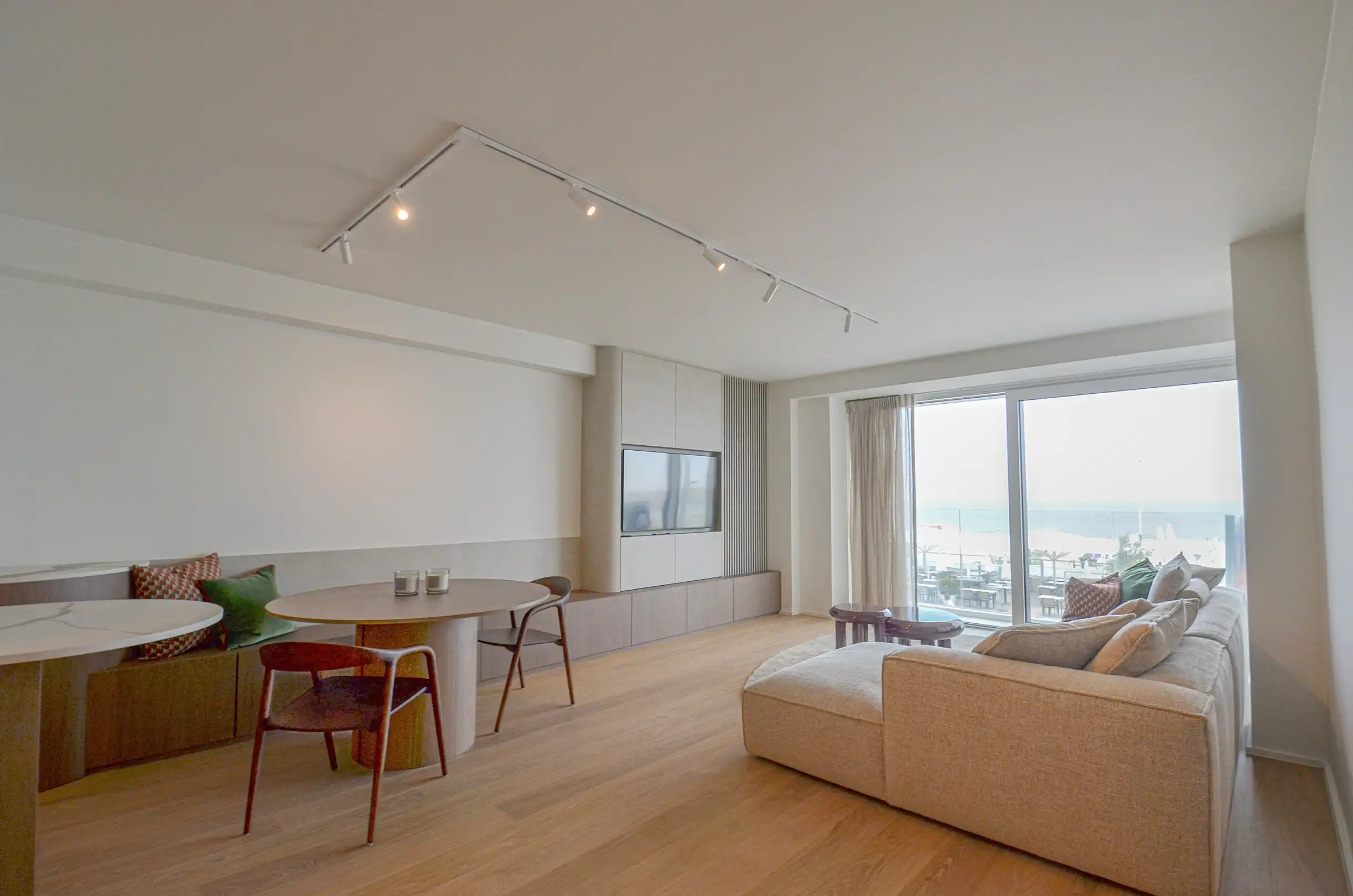 Subliem gerenoveerd appartement met frontaal zeezicht en een tijdloze, uiterst verfijnde afwerking. foto {{pictureIndex}}