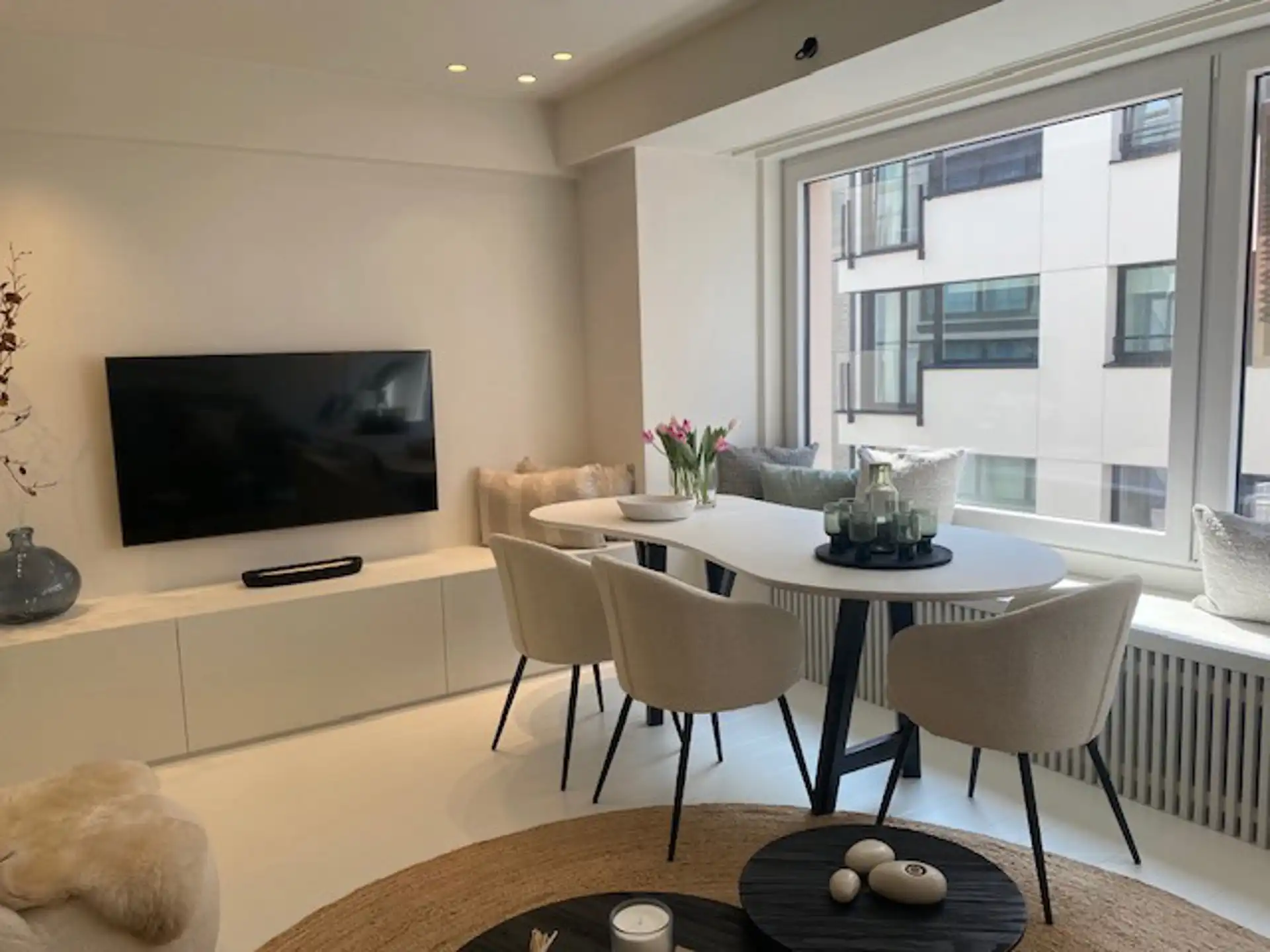 Prachtig gerenoveerd appartement met zijdelings zeezicht!  foto 2