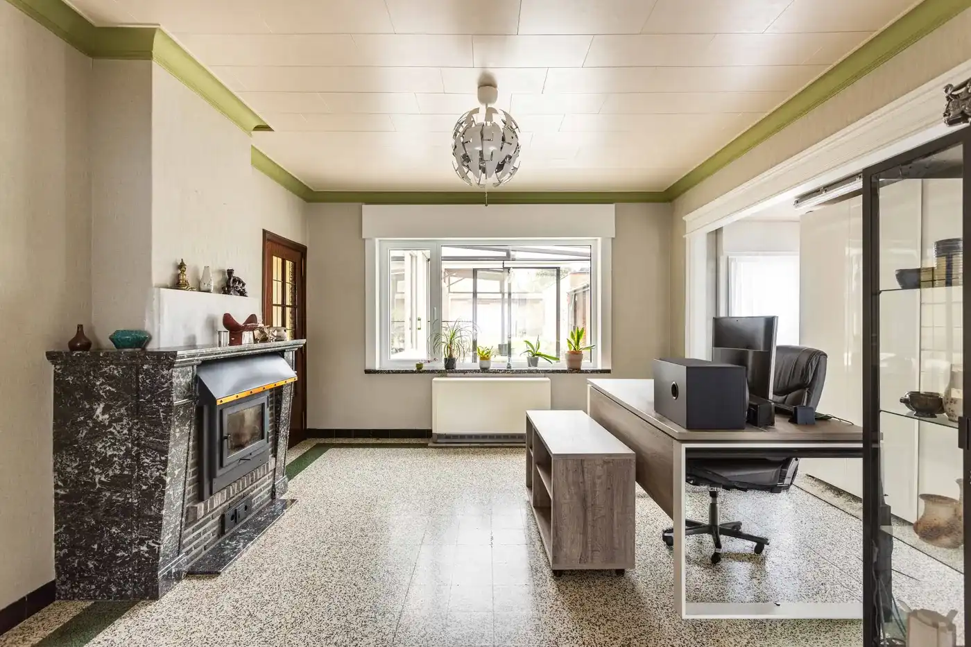 Welkom in deze toffe ruime gezinswoning op een toplocatie in Zwevegem!  foto 5