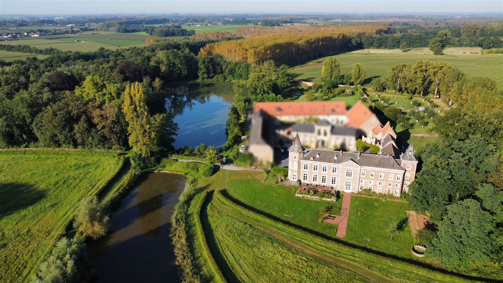 Kasteel in een historisch landschap foto 1