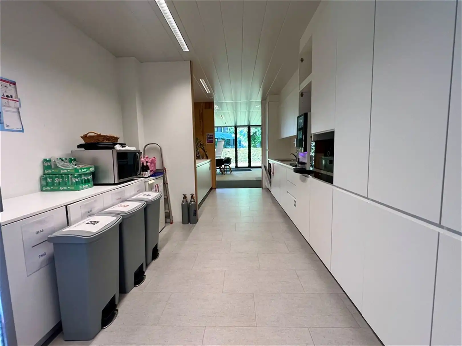 Ingericht kantoor met een overvloed aan natuurlijk lichtinval vlakbij de E40 foto 12