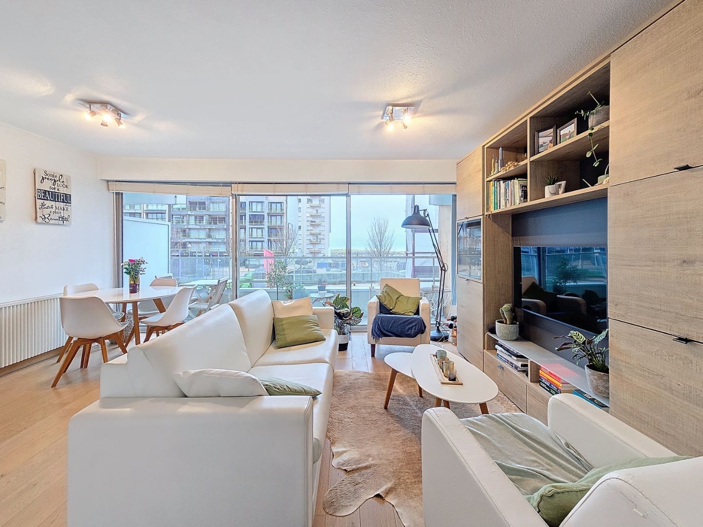 Ruim en lichtrijk appartement op 50m van zee te Nieuwpoort foto 2