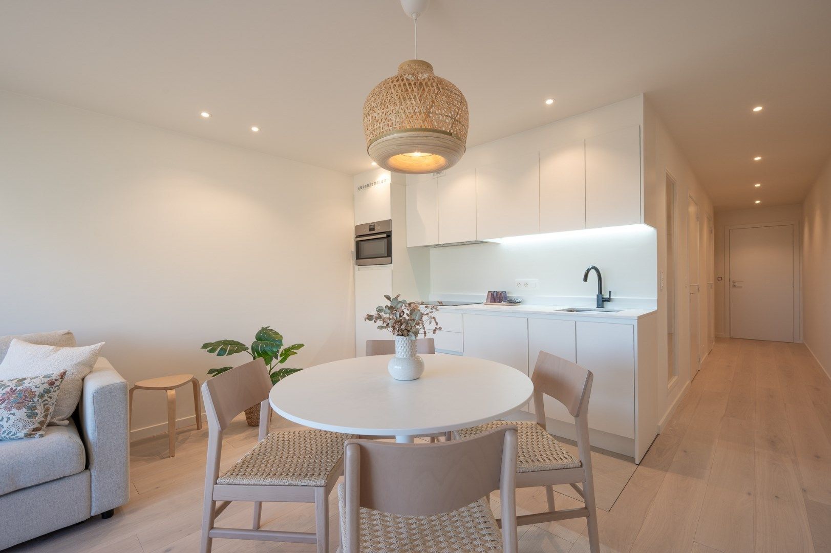 Prachtig gerenoveerd appartement met open panoramische zichten en zeezicht, op het Heldenplein te Heist foto 8