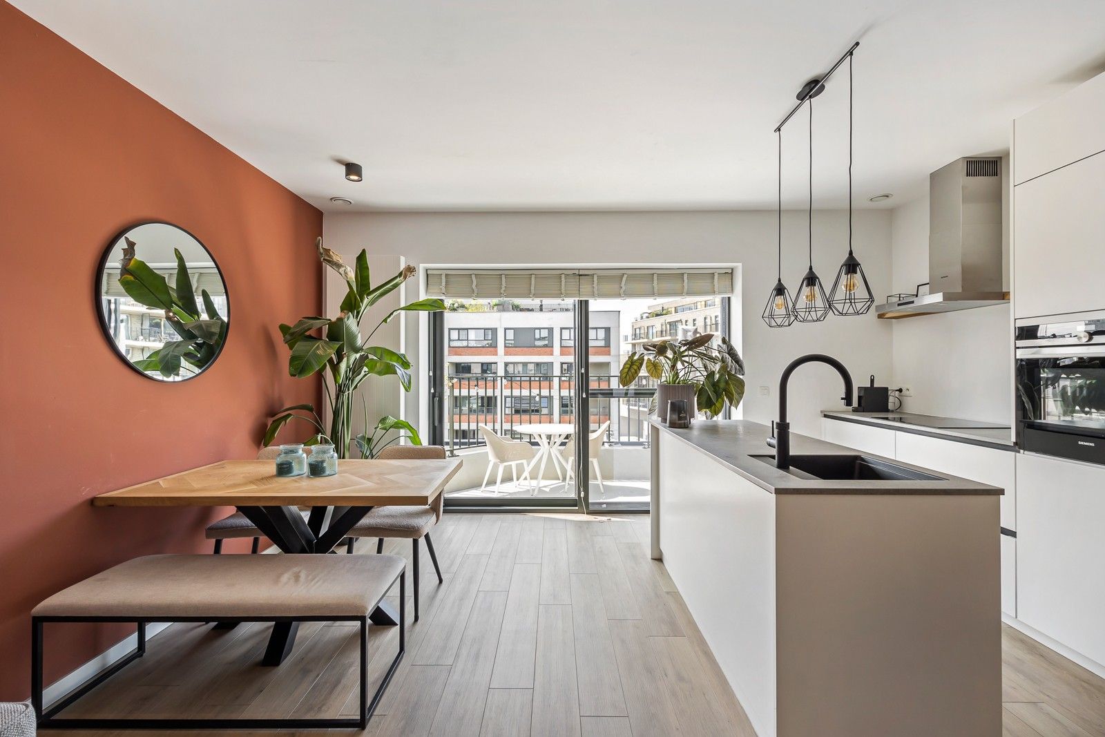 Compleet appartement met 2 slaapkamers, terras, kelder en parking. foto {{pictureIndex}}