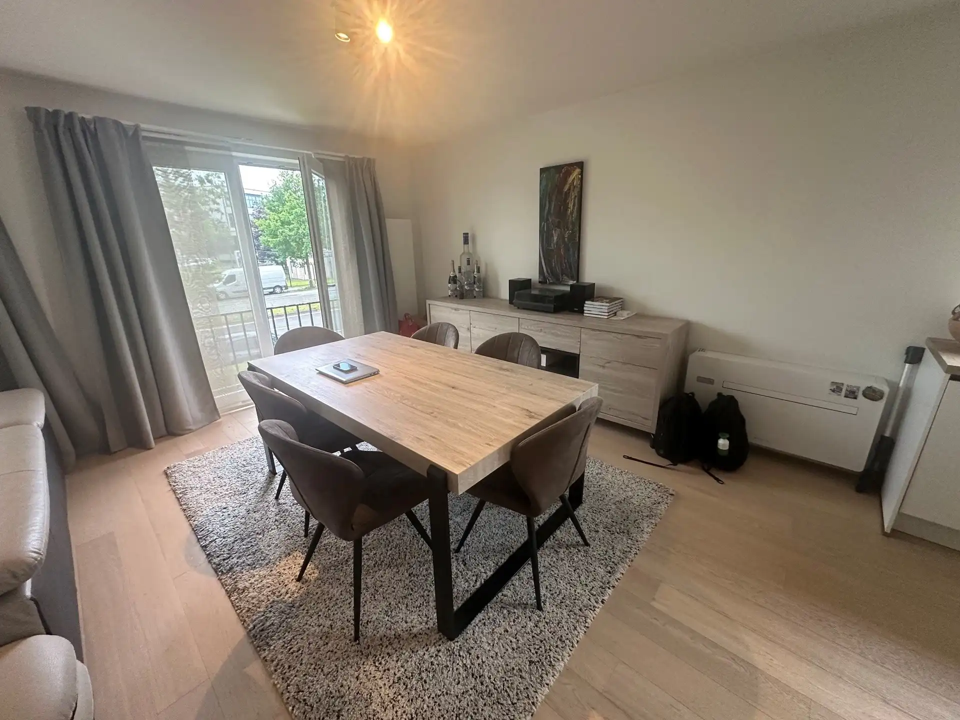 Strategisch gelegen en gerenoveerd tweeslaapkamerappartement met garage foto 3