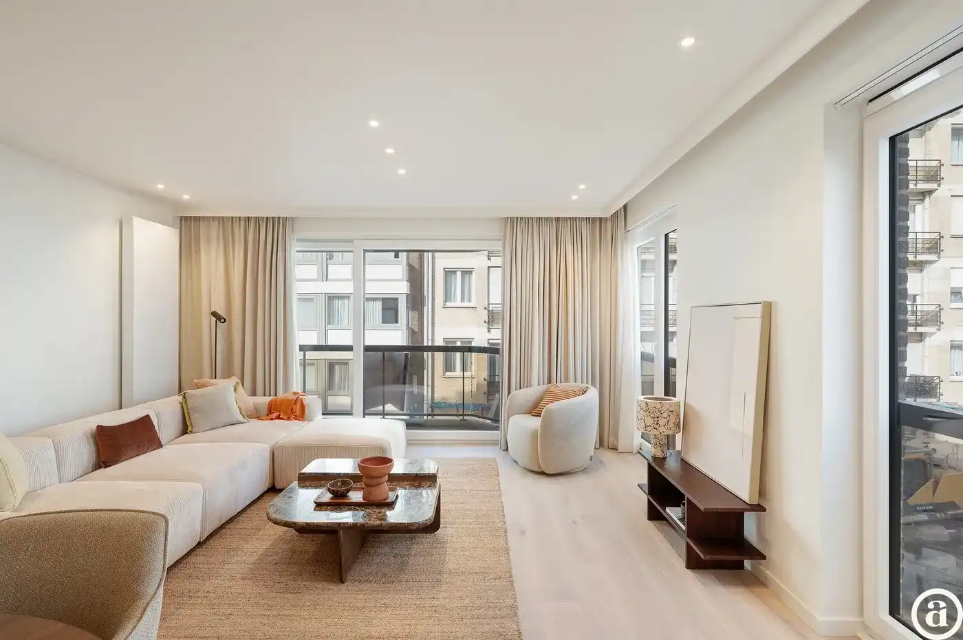 Lichtrijk hoekappartement met zijdelings zeezicht, centrum   foto 6