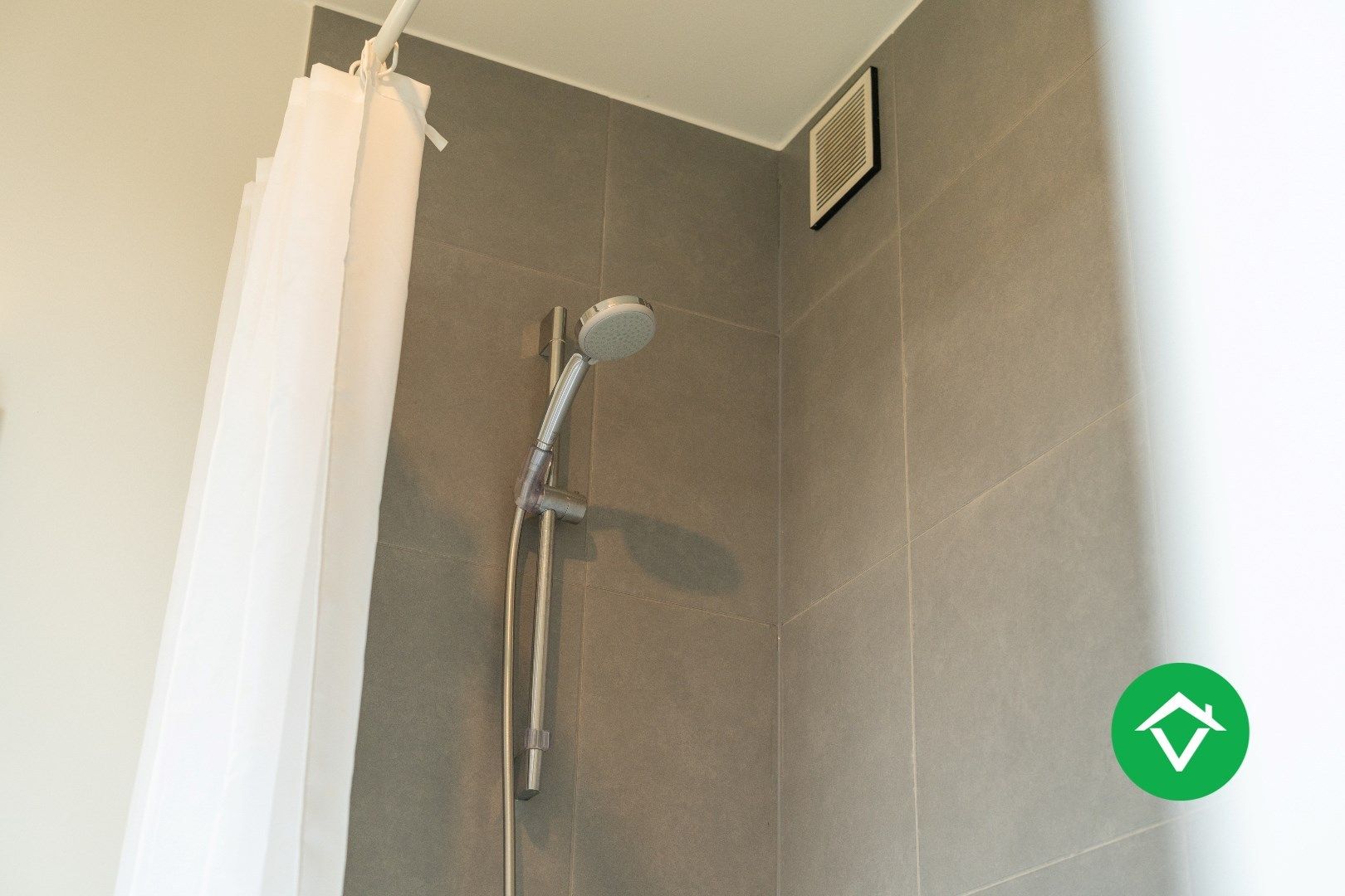 Recent, instapklaar appartement met één slaapkamer, ruim terras en autostaanplaats te Roeselare foto 19