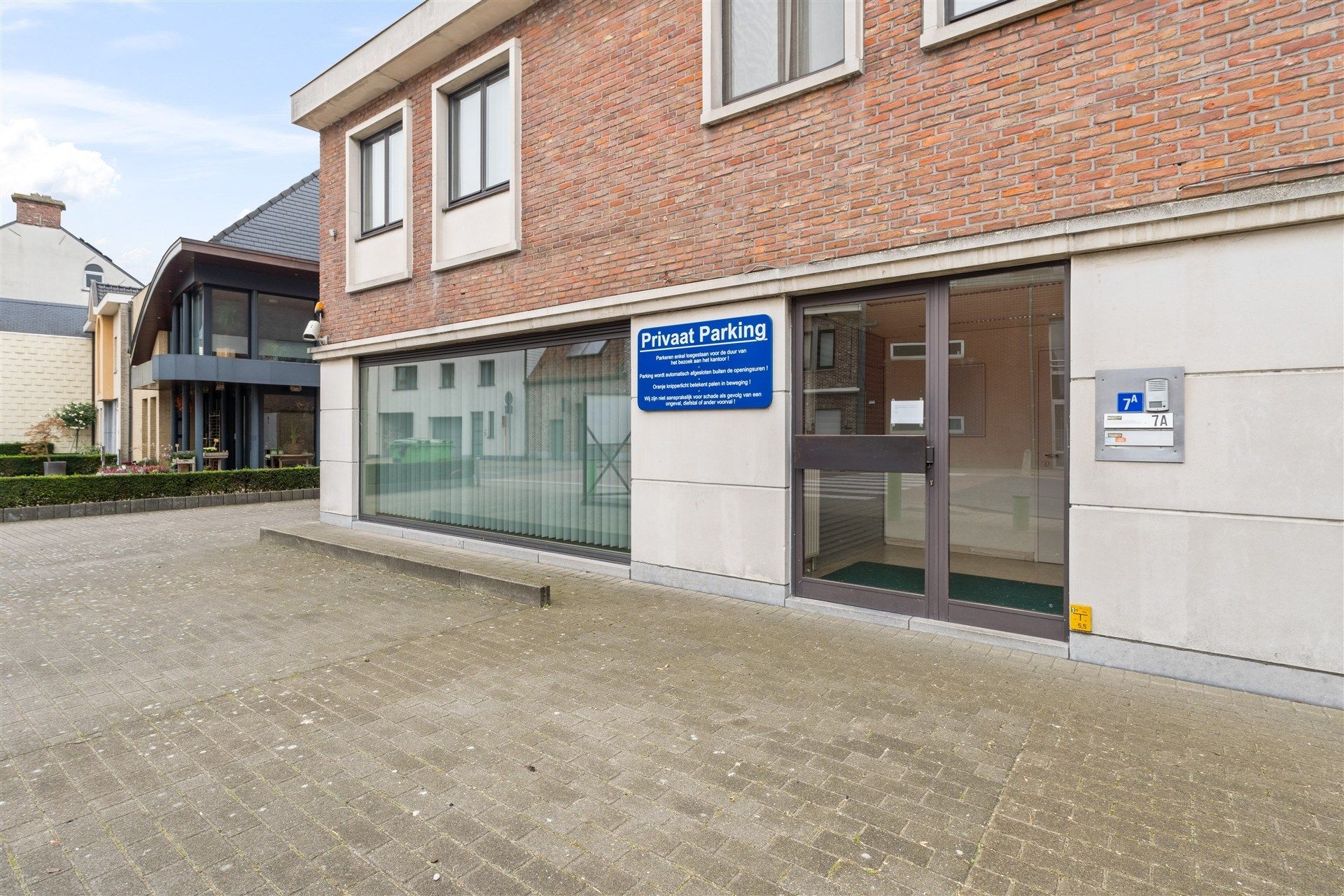 Handelspand met woonst, in centrum overmere met ruime parking en garage.  foto 15