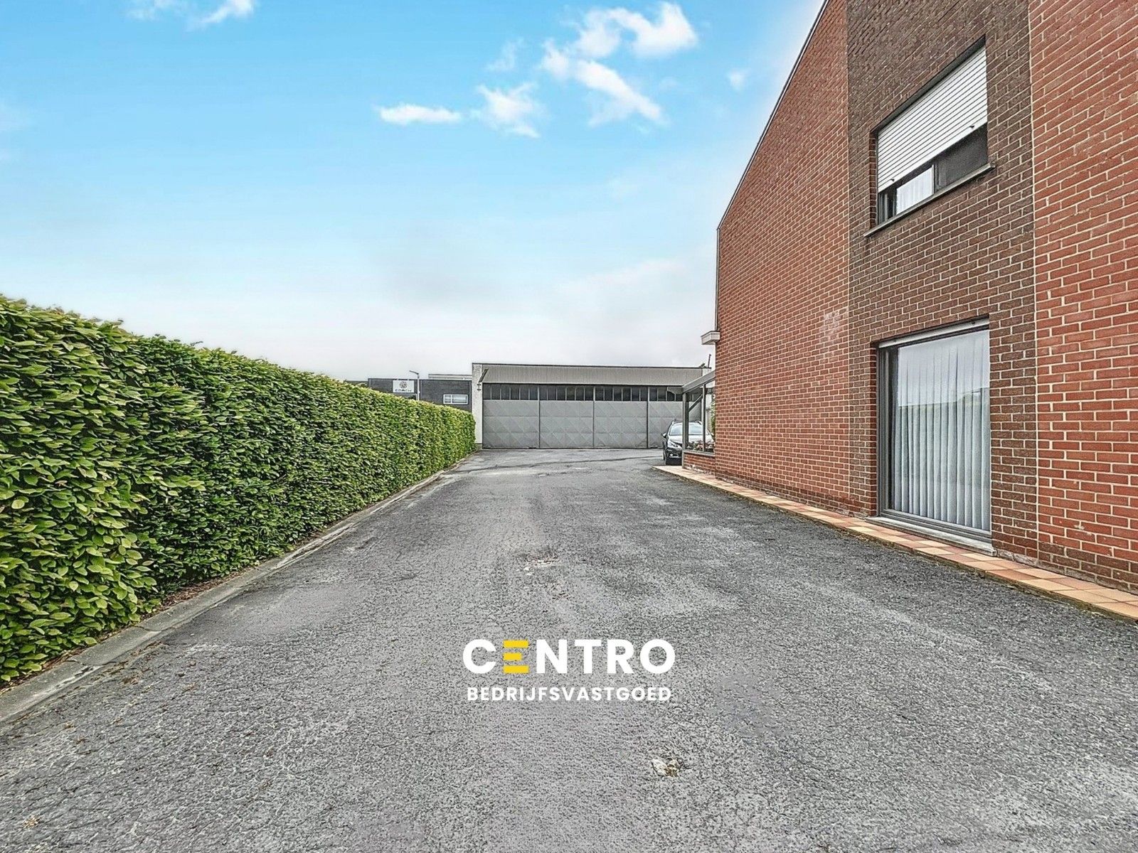 Goed gelegen MAGAZIJN (± 300m2) met parking TE HUUR nabij centrum Roeselare. foto {{pictureIndex}}