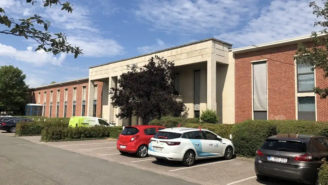 Budgetvriendelijk kantoor te huur aan luchthaven in Deurne foto {{pictureIndex}}