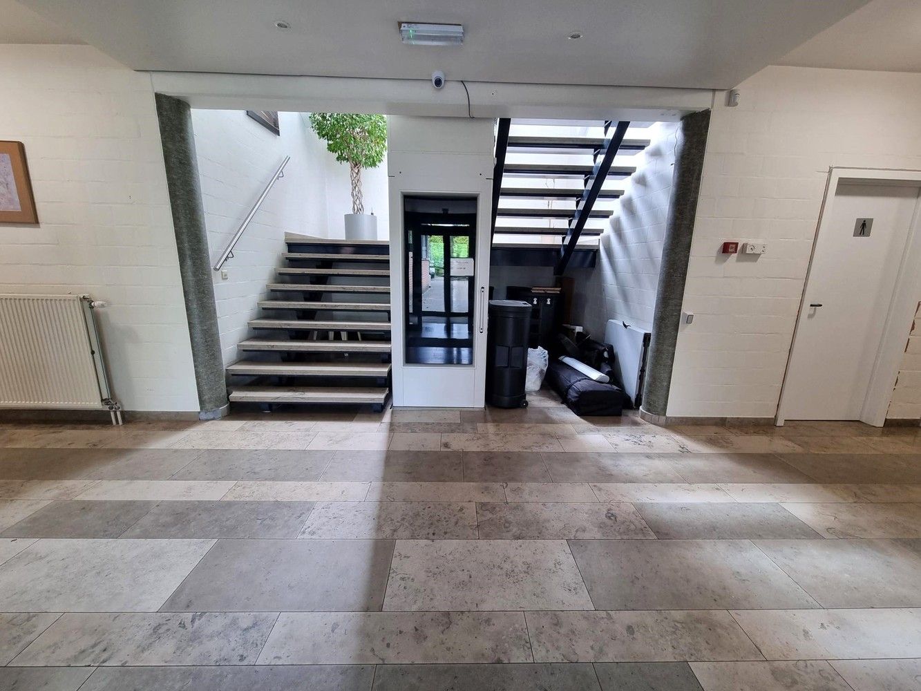 Kantoorgebouw met magazijnruimte, bruto vloeropp 2.916m² op een totaal perceel gelegen van 94a33ca. foto 22