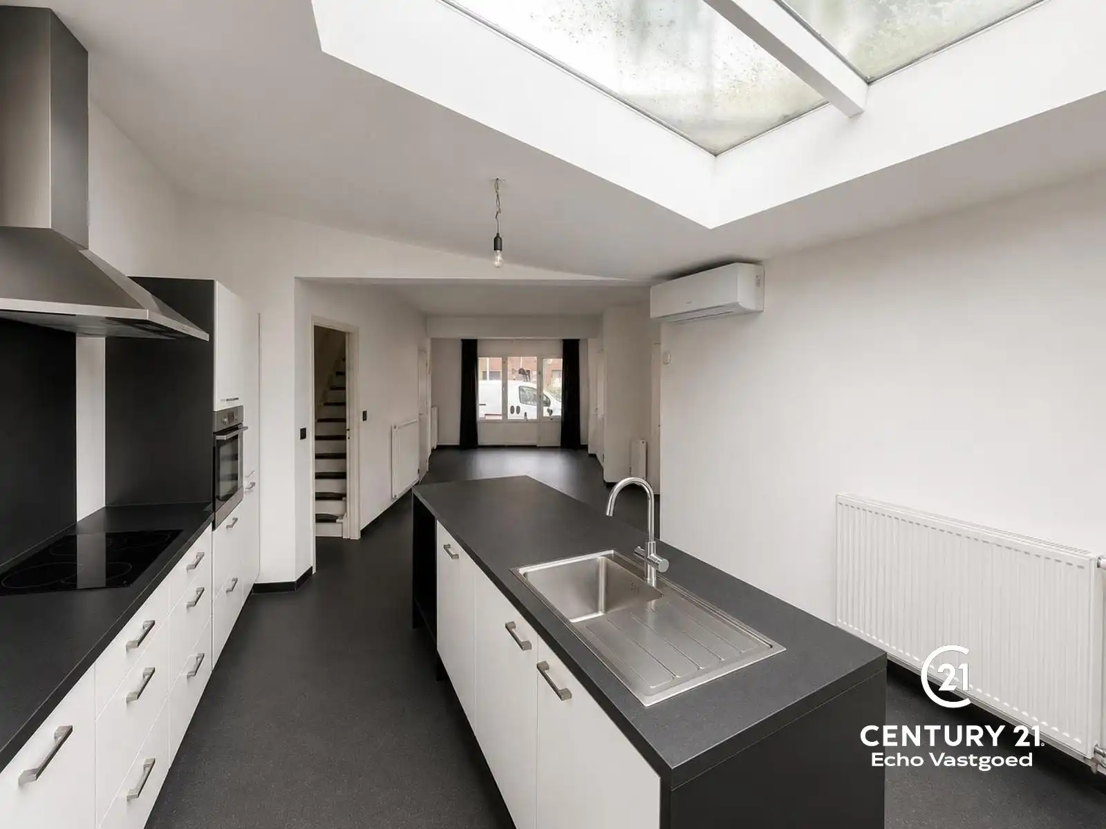 Centraal gelegen, gerenoveerde en instapklare woning foto 4