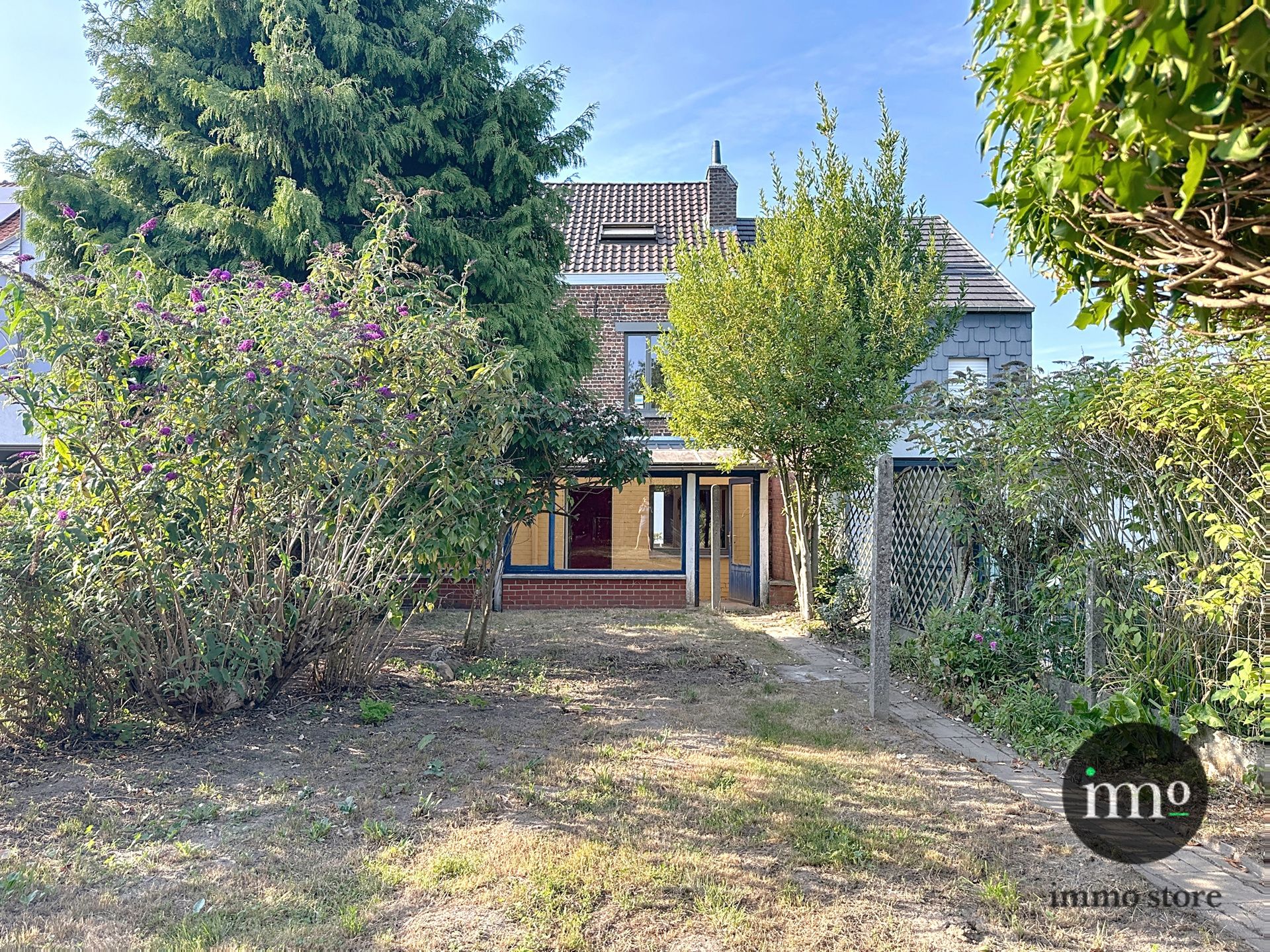 Deels te renoveren 3-gevel met mooie tuin en garage. foto 2