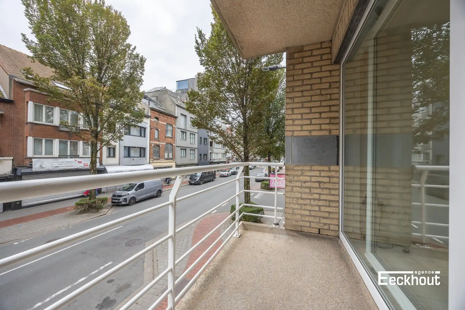 Instapklaar 2 slaapkamer appartement met terras in Oostende foto 2