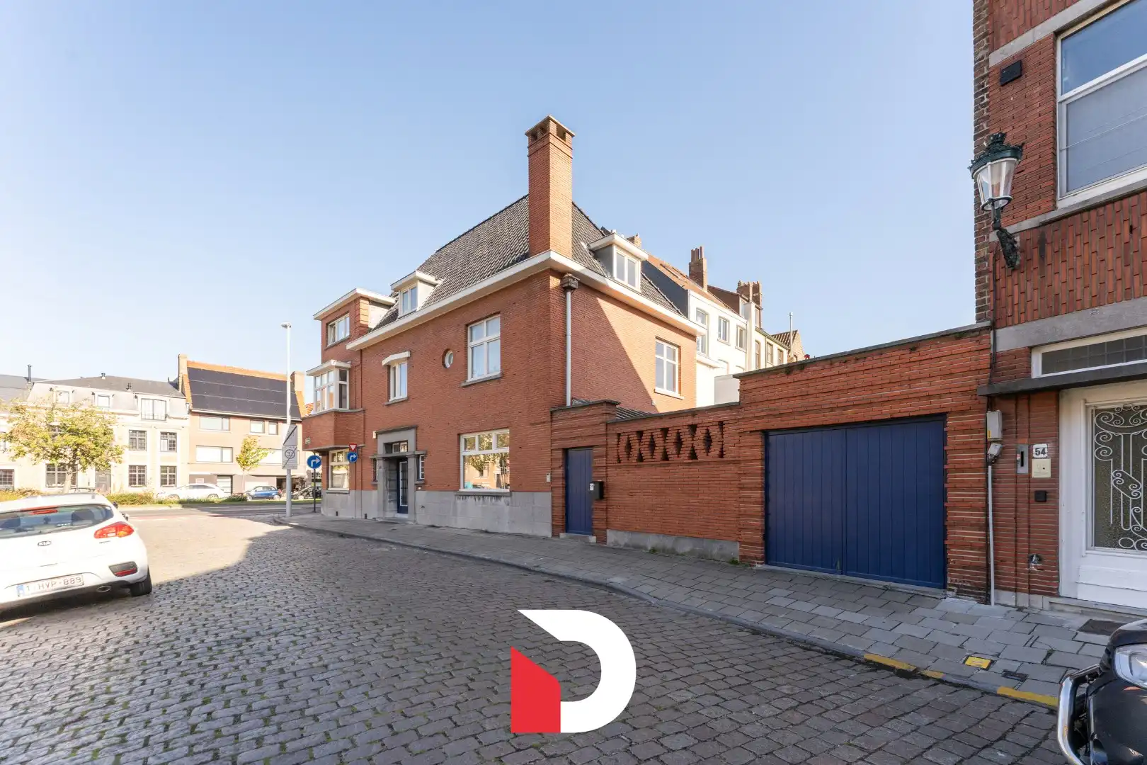 Hoofdfoto van de publicatie: Karaktervolle ruime hoekwoning met garage in centrum Brugge