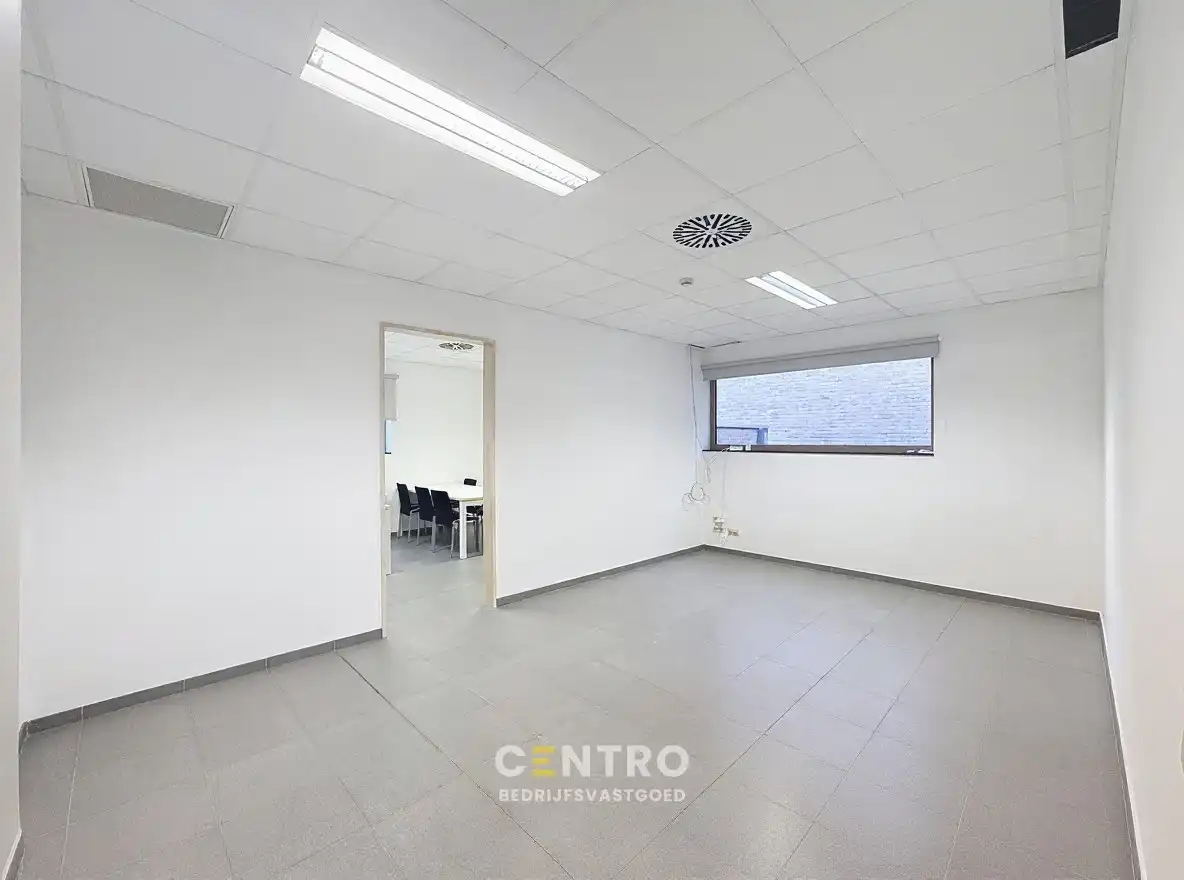 Instapklare KANTOORRUIMTE op eerste verdieping (± 21m²) TE HUUR op de markt van Knesselare! Ruime parkeergelegenheid langs de openbare weg. foto 2