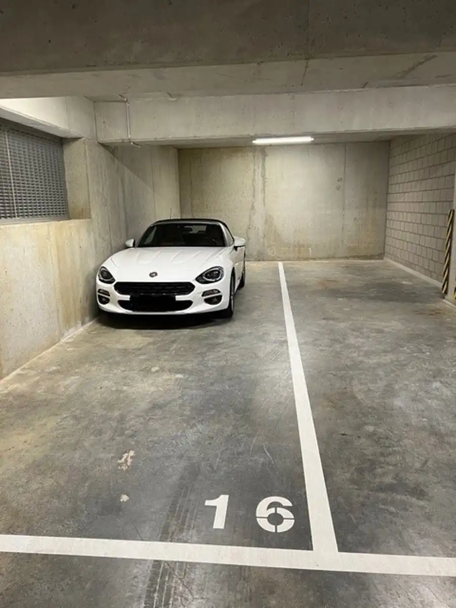 Parkeerplaats te huur foto 2