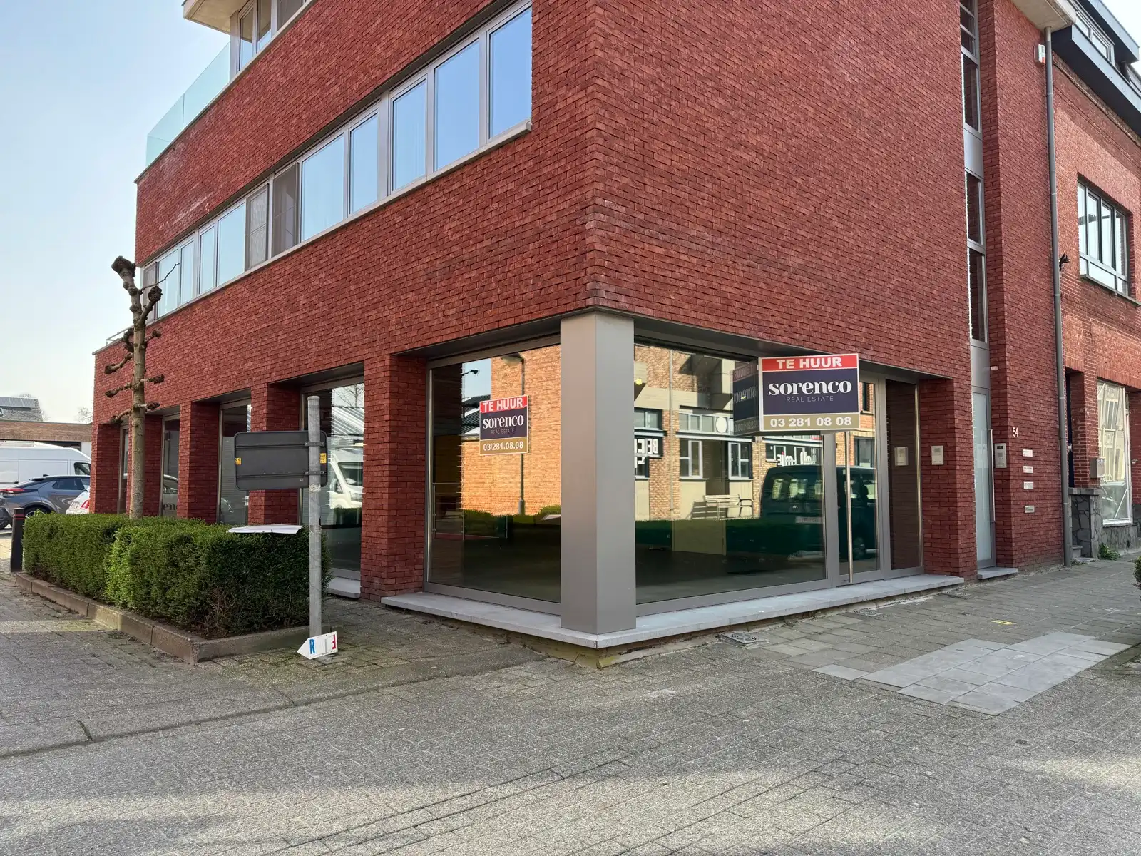 Mortsel | Lichtrijke kantoorruimte met 4  parkings foto 2