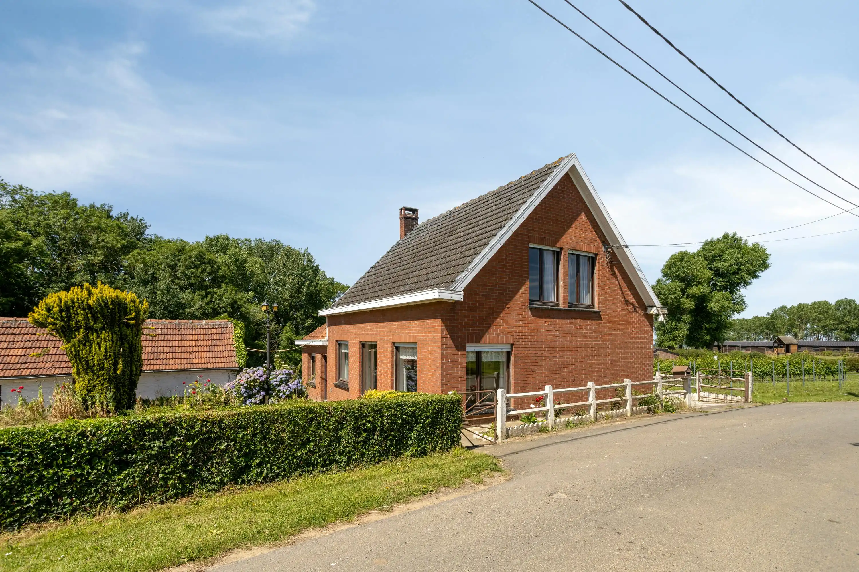 Huis met weide te koop op prachtige locatie in Heuvelland foto 7