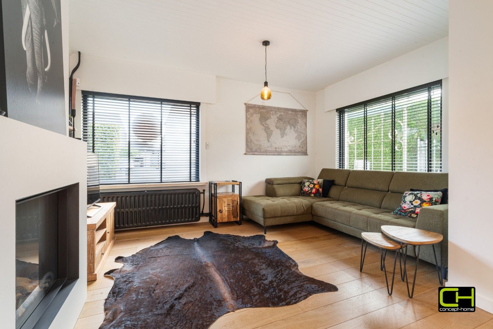 Moderne woning met drie slaapkamers en praktijkruimte te koop in Lievegem foto {{pictureIndex}}