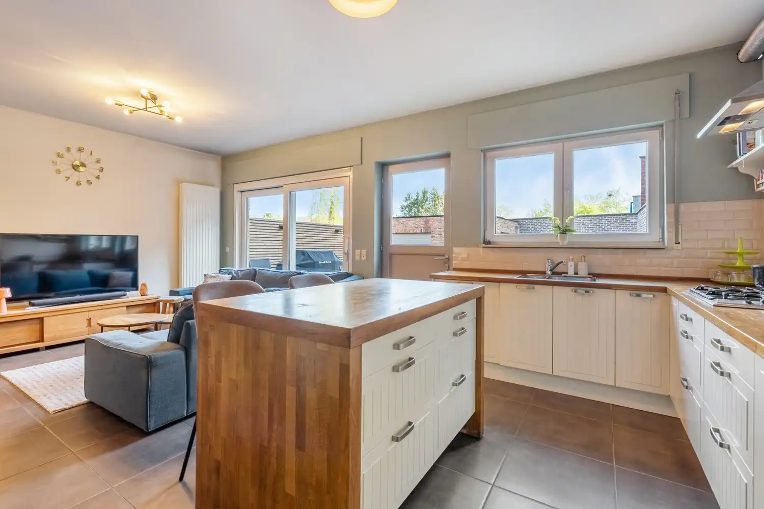 Goed gelegen, halfopen en energiezuinige woning met 3 slaapkamers, een bureau en een oprit met een garage te Kessel-Lo! foto 8