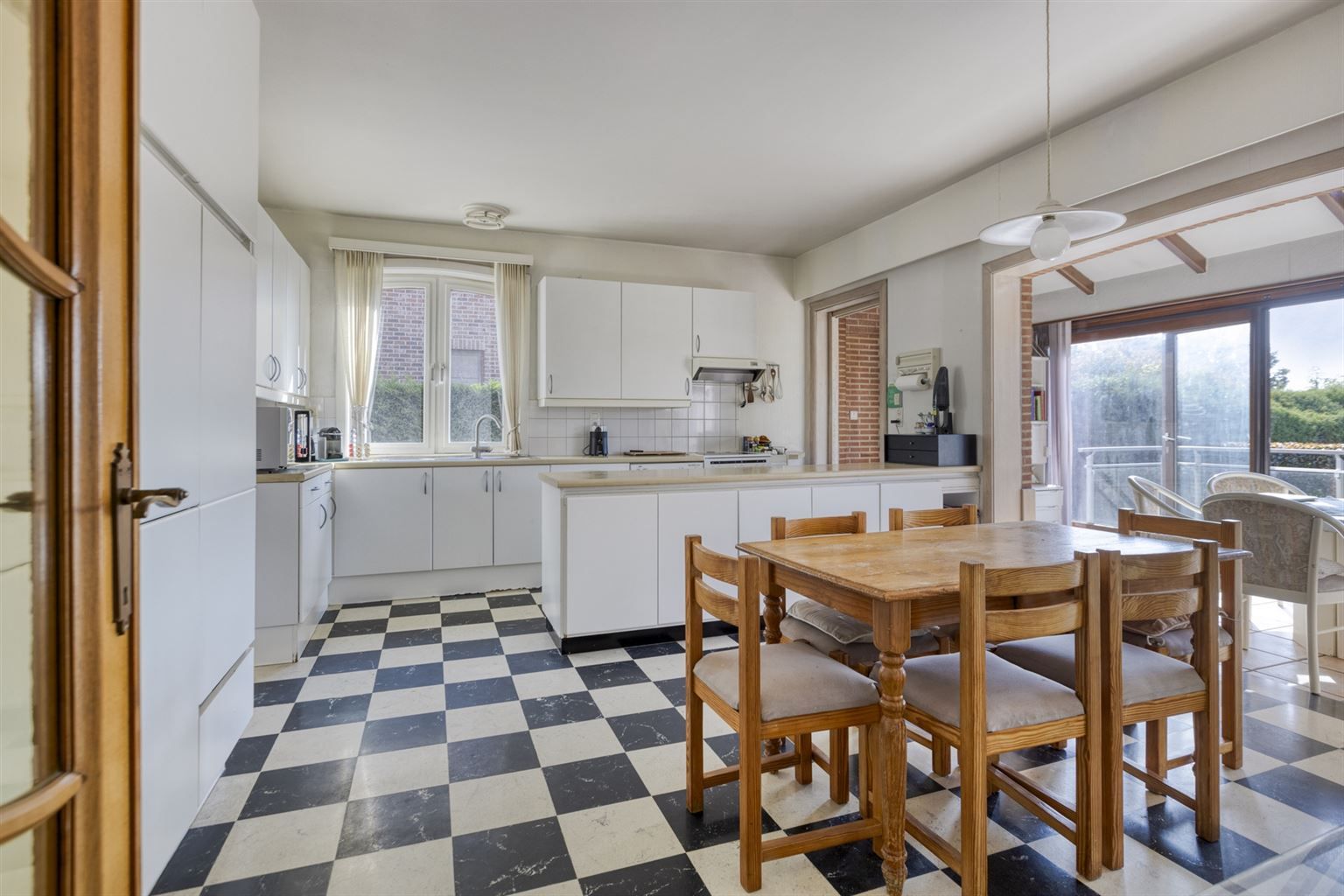 Karaktervolle, vrijstaande woning met 4 slaapkamers, veranda, dubbele garage, volledig onderkelderd op een perceel van 17a48ca, centraal gelegen bij het centrum. foto 14