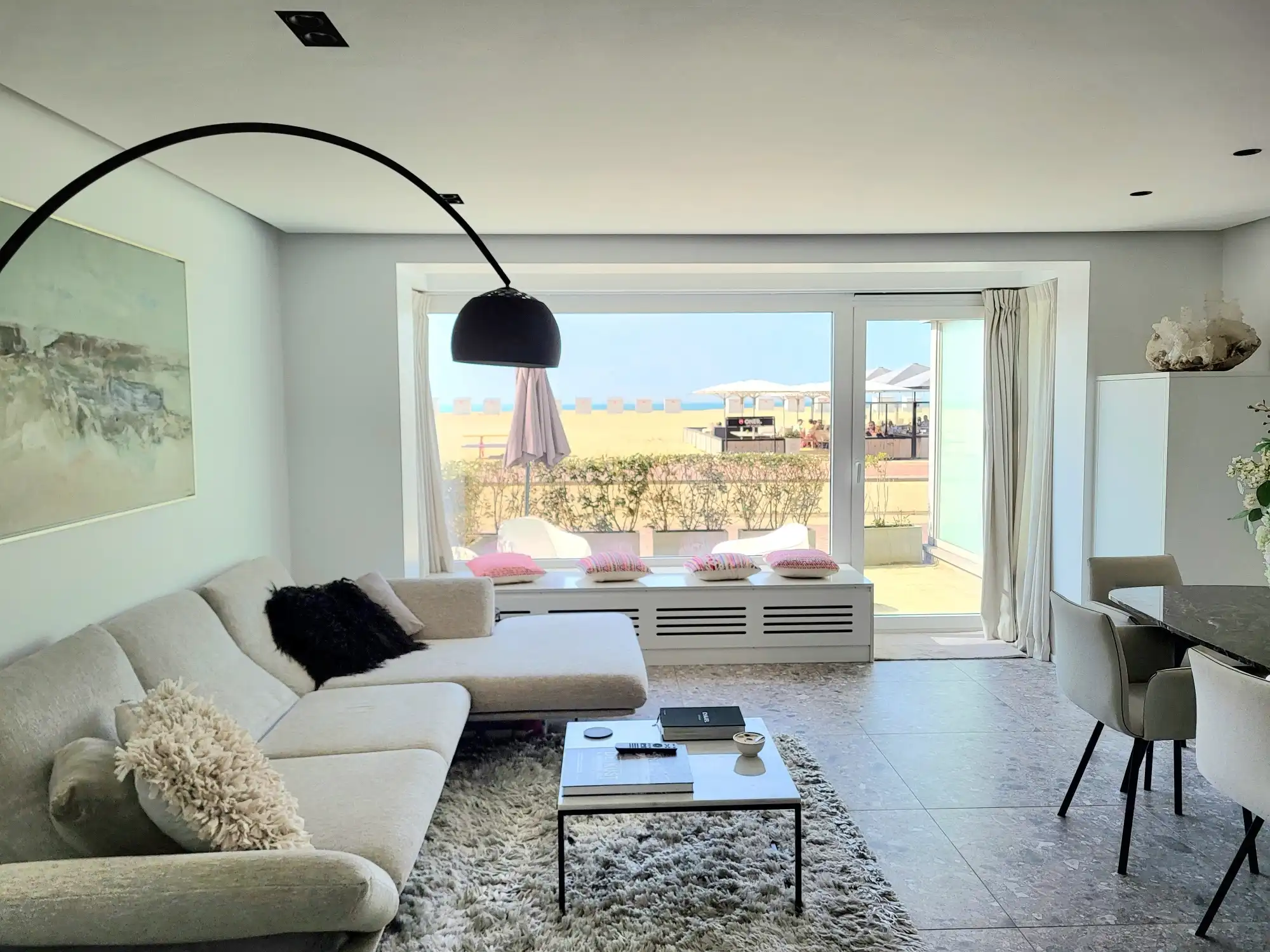 Hoofdfoto van de publicatie: Prachtig gerenoveerd 3 slaapkamer appartement op de Zeedijk van Oostduinkerke te koop