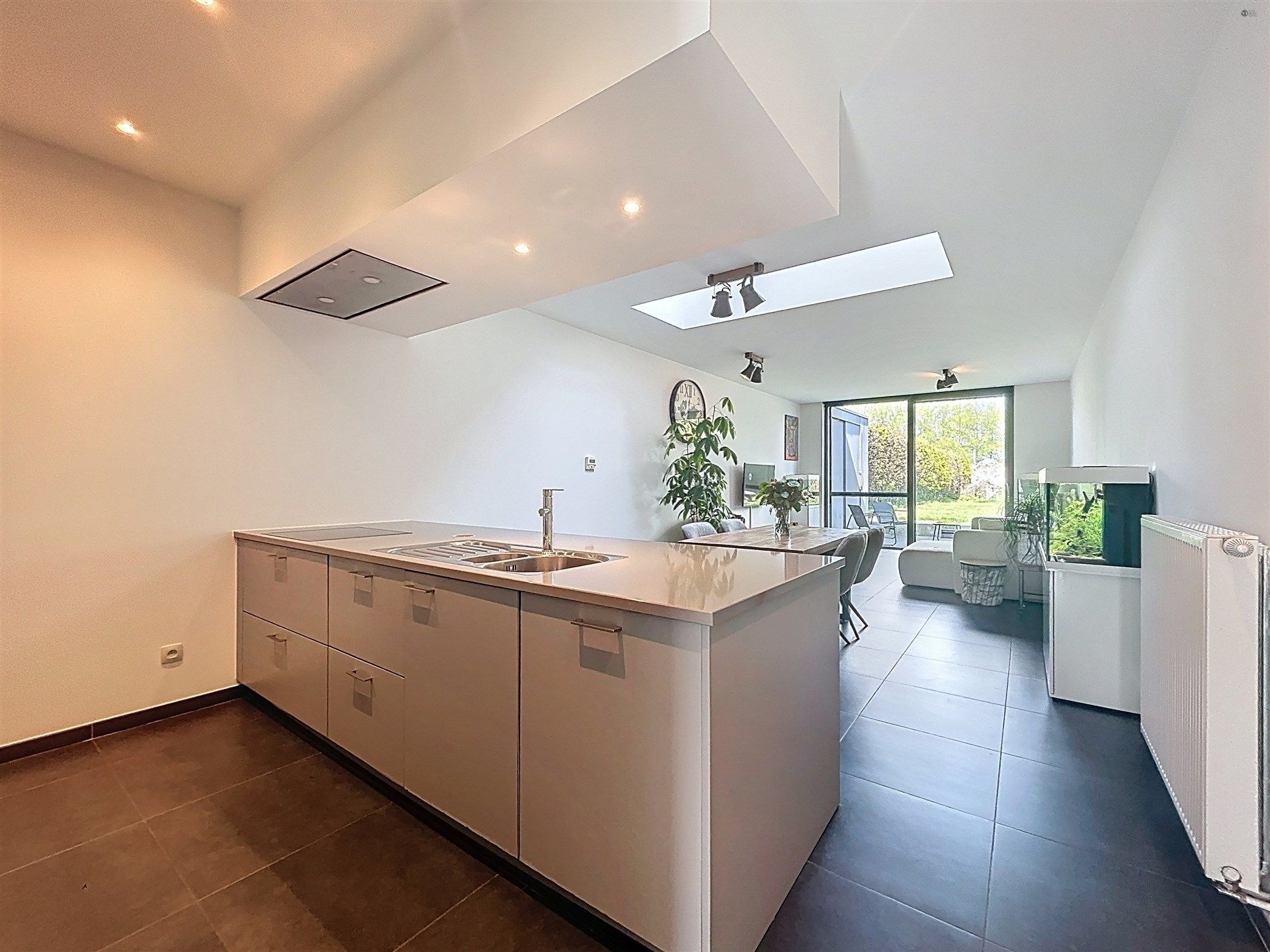 Instapklare moderne woning met 2 slaapkamers en gezellige tuin op toplocatie! foto 2