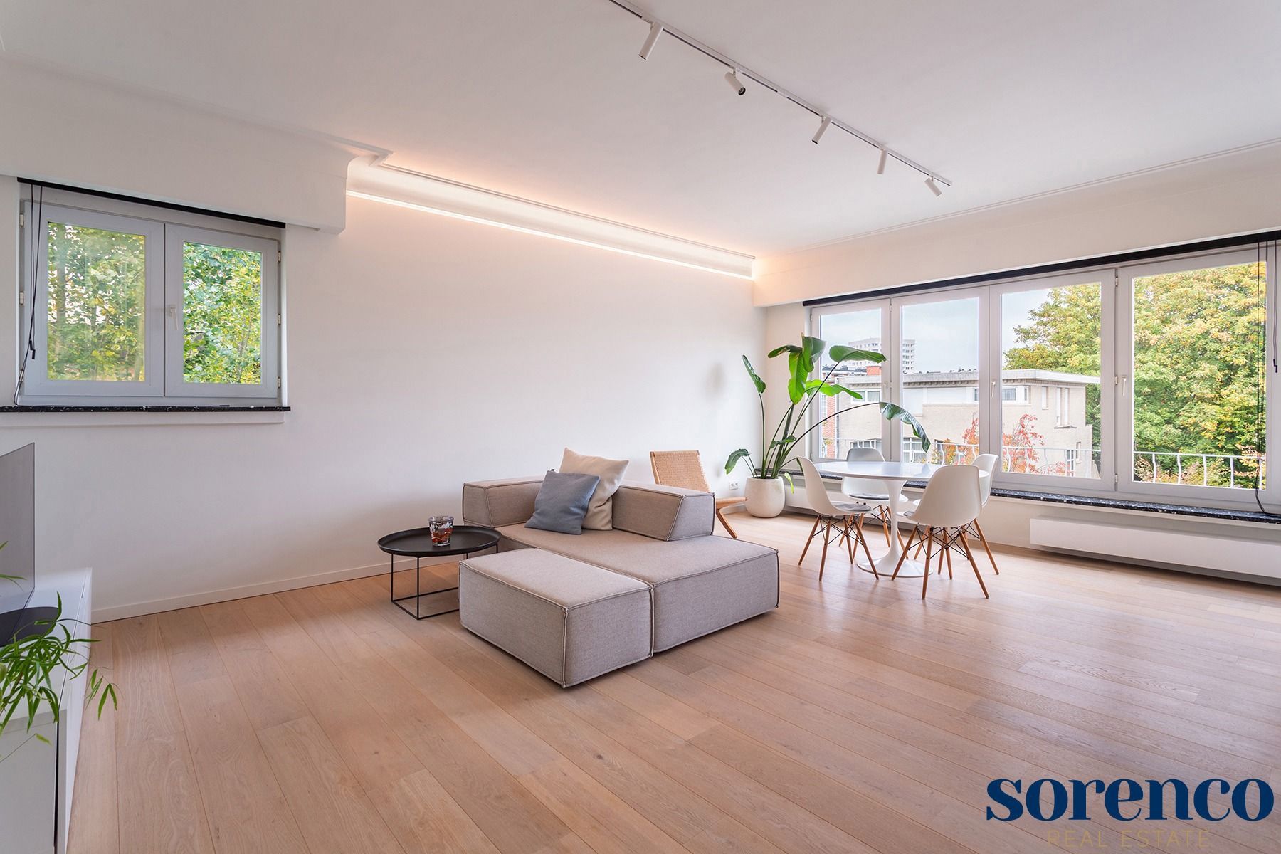 Wilrijk - Gerenoveerd en lichtrijk hoekapp.+ terras. foto 5