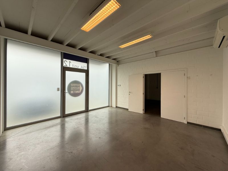 Modern bedrijfsgebouw met magazijn en kantoren foto 15