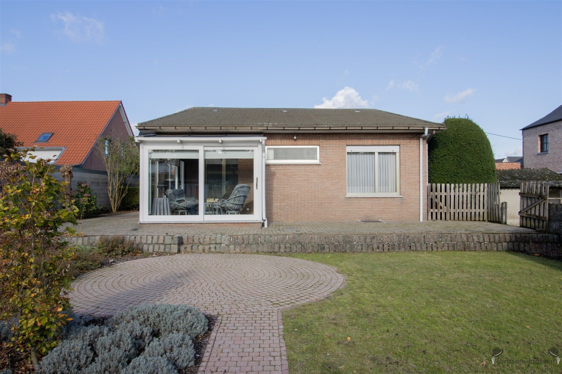 Rustig gelegen gelijkvloerse woning met 3 slaapkamers en bijhuis op  750 m foto 2