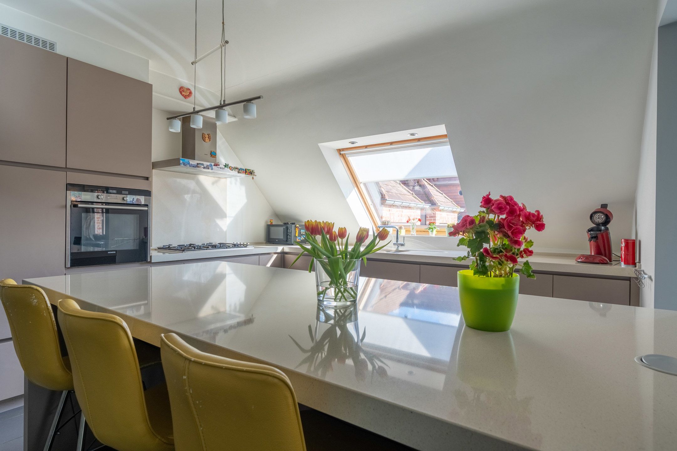 Luxe dakappartement met ruim terras en dubbele garagebox. foto 4