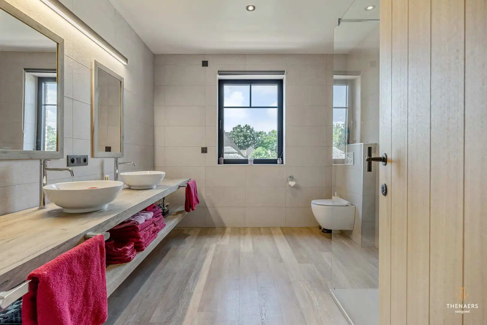 Exclusieve en bijzonder energiezuinige woning met 332 m² woonoppervlakte, vier autostaanplaatsen en verwarmd zwembad. foto 31