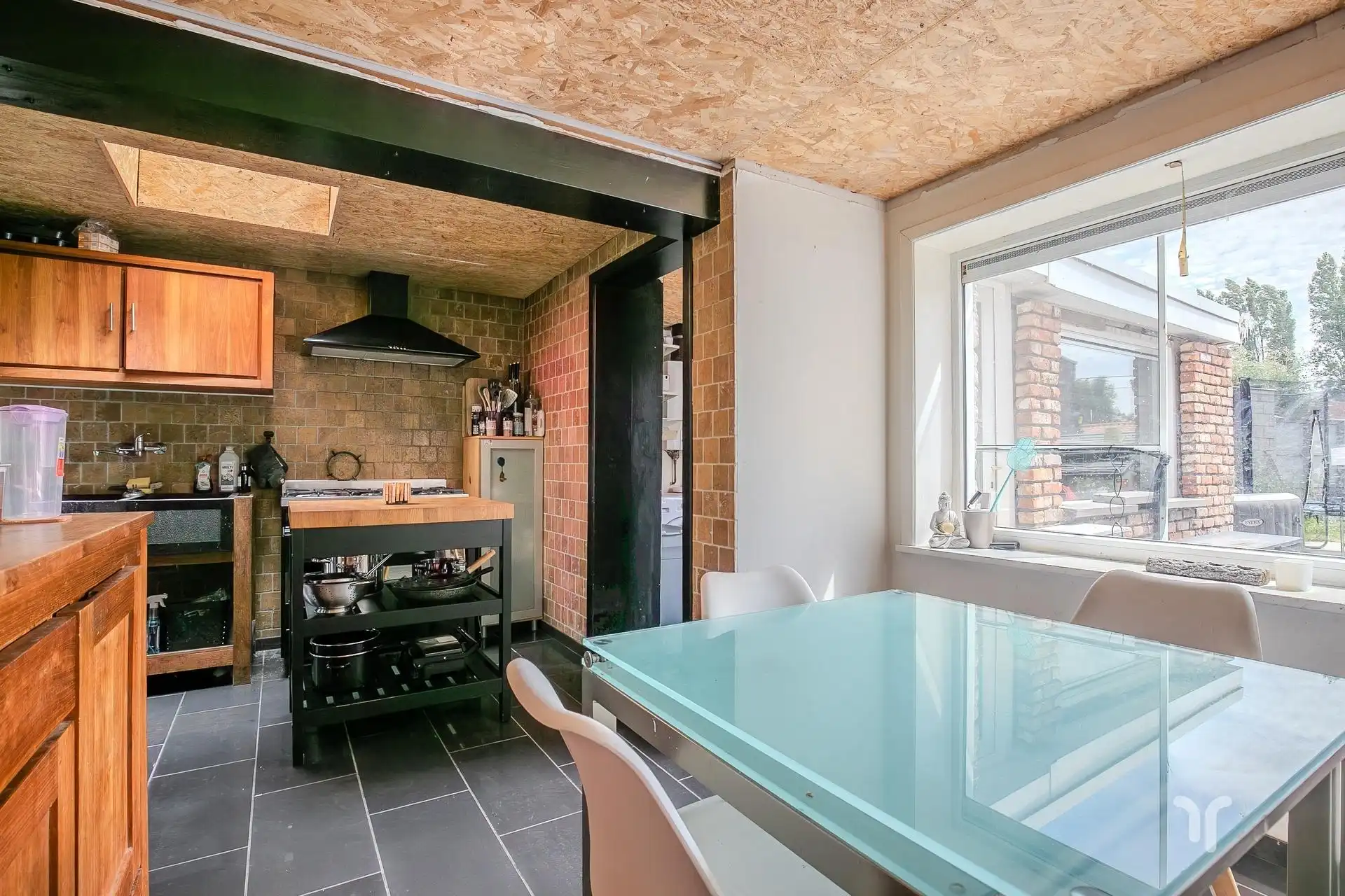 Rijwoning met ruime tuin, uitweg met garage en uitbreidingsmogelijkheden. foto 5
