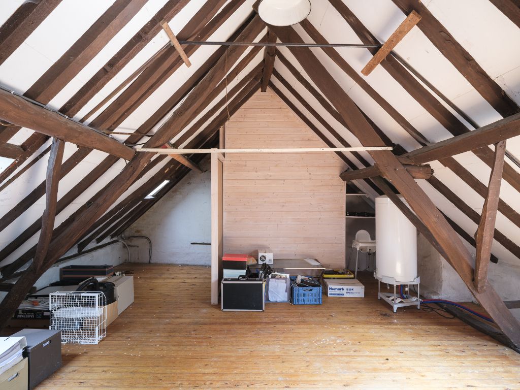 Dikkelvenne – Te renoveren hoeve op een terrein van 2.179 m², omgeven door groen en weides. foto 19