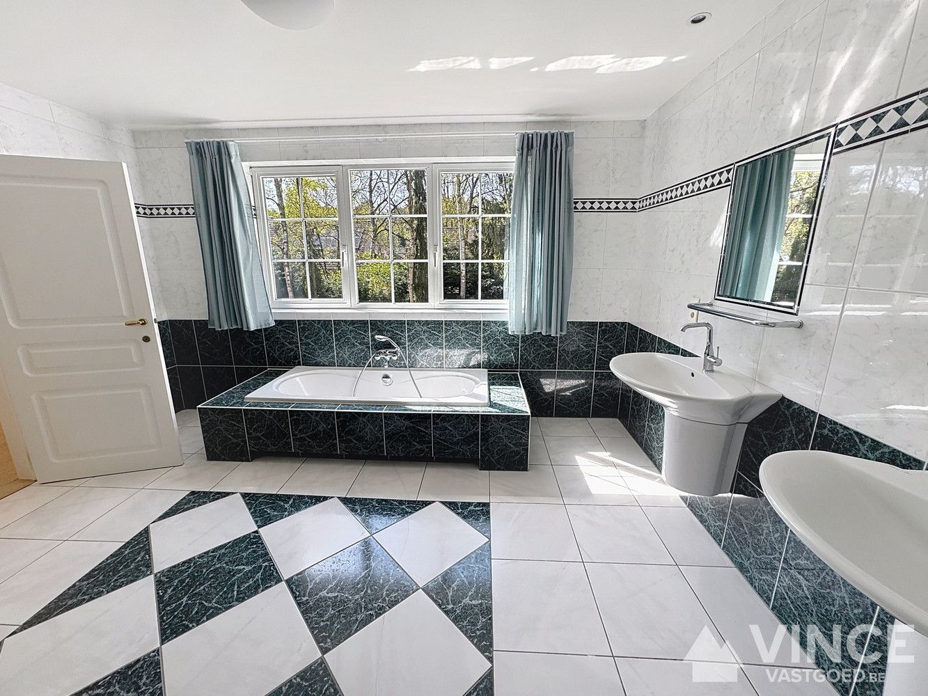 Prachtige villa in een rustige straat, omringd door groen foto 21